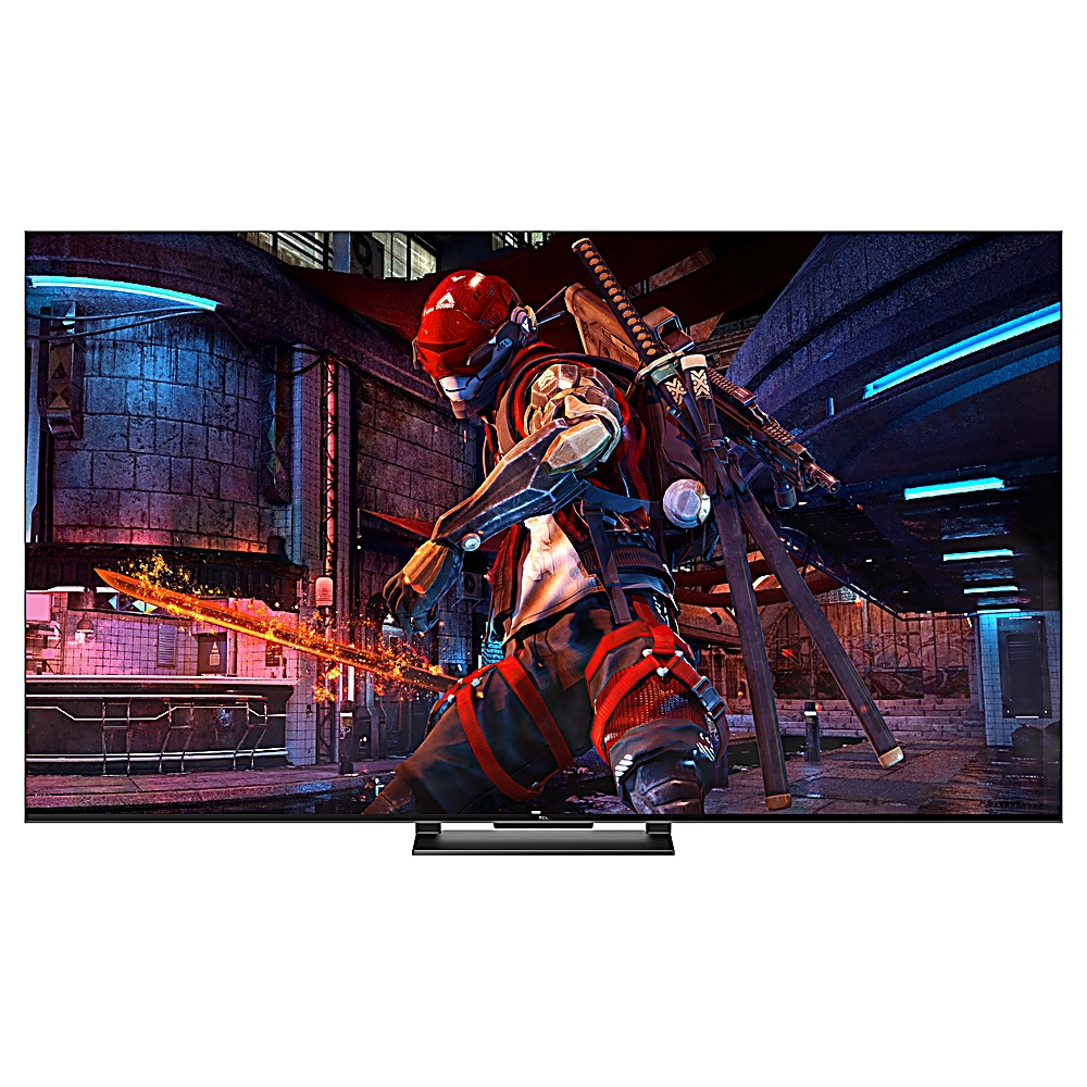 Een futuristische krijger met een gloeiend zwaard staat klaar. De scène is een neonverlichte stedelijke omgeving, weergegeven op een tv-scherm.