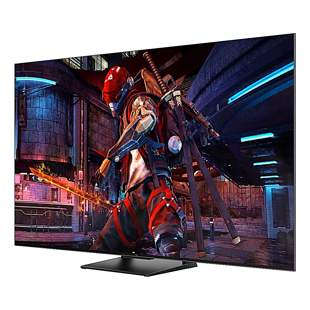 Een tv toont een futuristische krijger met een oplichtend zwaard en wapens op zijn rug in een stedelijke omgeving, met een rode helm.
