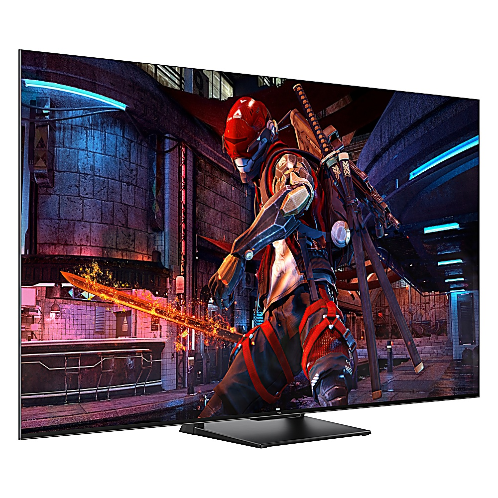 Een futuristische krijger met rode helm en lichtzwaard in een stad, getoond op een tv.