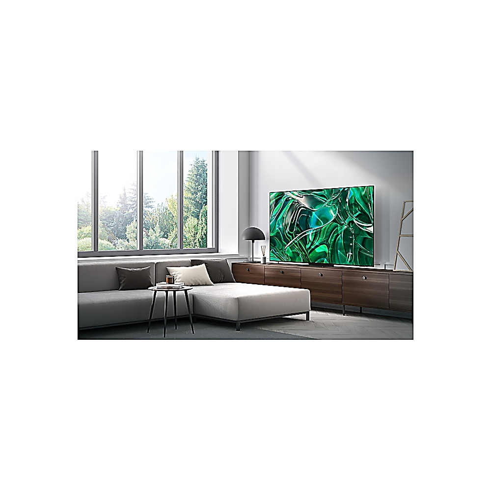 Salon avec une grande télévision affichant de l'art abstrait vert. Un canapé gris, une table d'appoint et une fenêtre dans la scène.