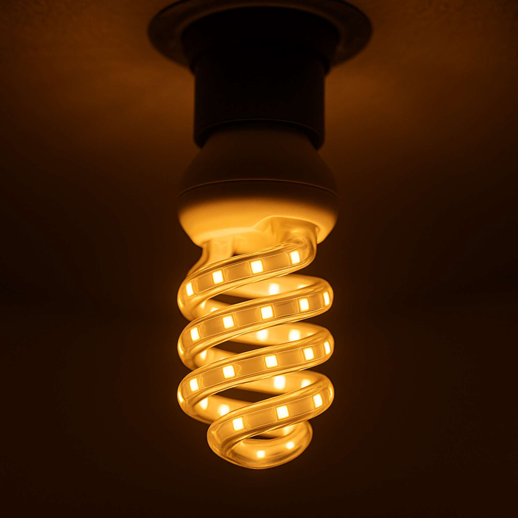 Una bombilla LED en espiral iluminada cuelga del techo. La luz es cálida, creando un ambiente acogedor.