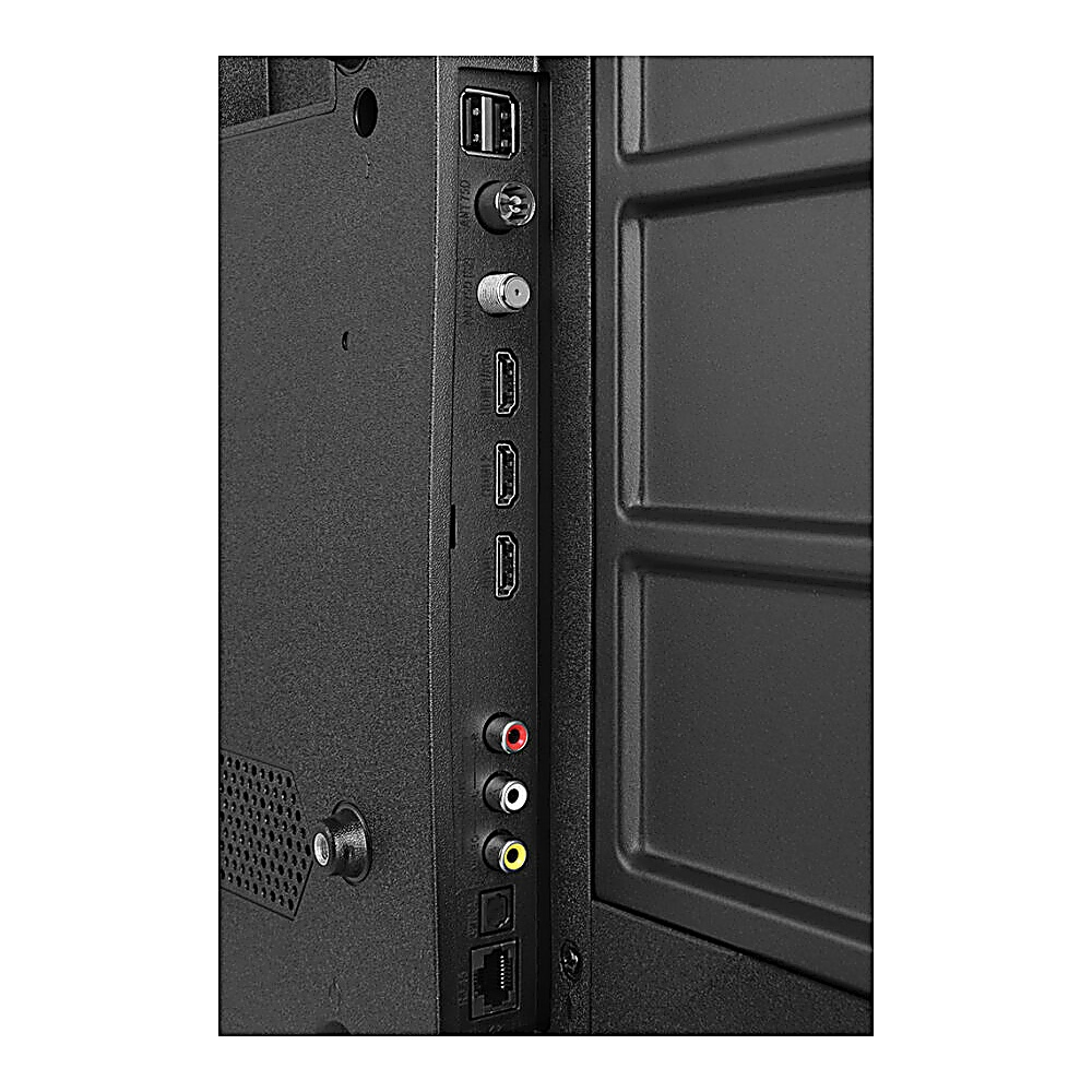 Zbliżenie czarnego panelu tylnego telewizora z różnymi portami, w tym HDMI, anteną i wejściami audio.