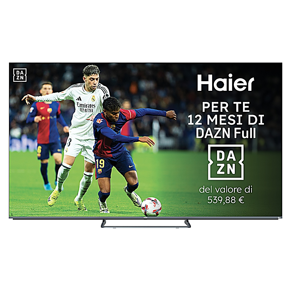 Un televisor muestra un partido de fútbol. Jugadores con uniformes blancos y azules están en el campo. El televisor tiene publicidad de DAZN y Haier.