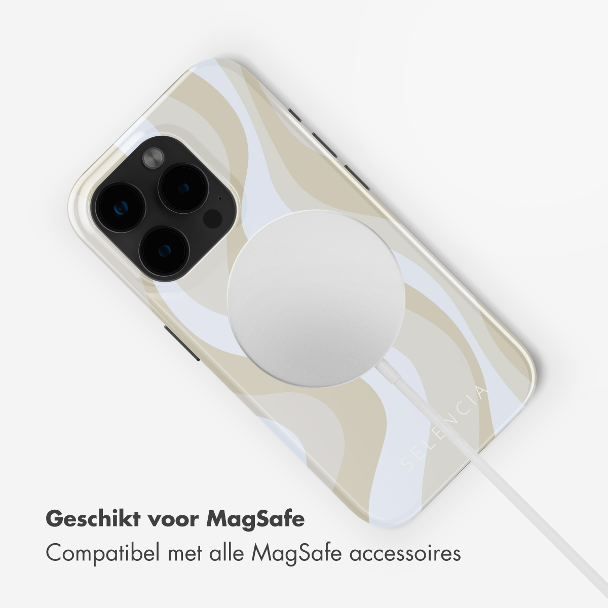 Un iPhone con custodia a onde beige e bianca, caricatore MagSafe collegato. Testo: Adatto per MagSafe e compatibile con gli accessori.