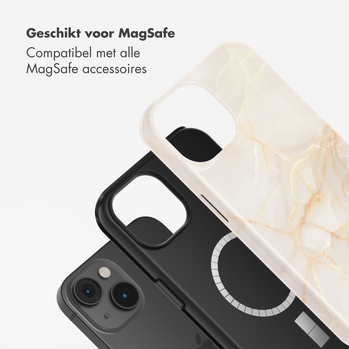 Tre custodie per telefono: nera, marmo bianco e un telefono nero. Testo: Adatto per MagSafe. Compatibile con tutti gli accessori.