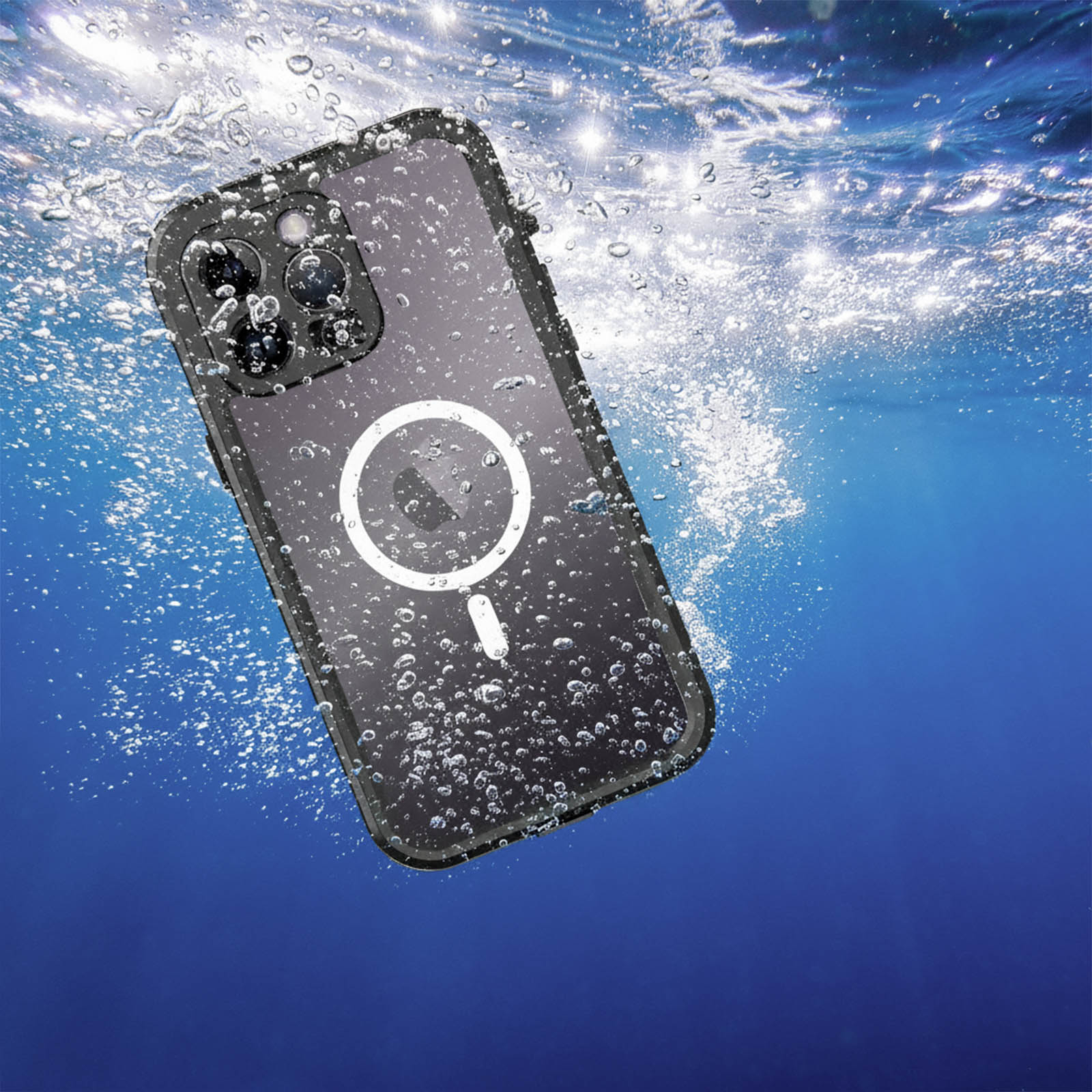 Un telefono in una custodia impermeabile immerso nell'acqua, circondato da bolle. Lo sfondo è un gradiente blu.