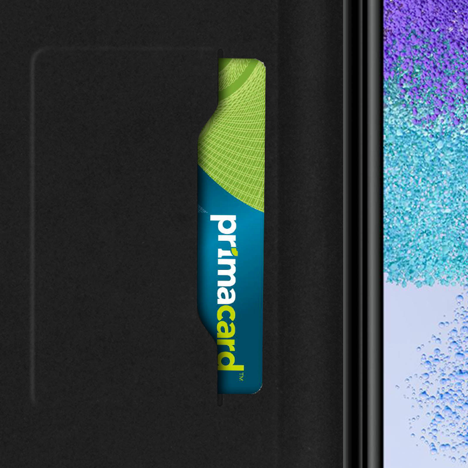 Una carta con 'primacard' è in un supporto nero, con uno schermo del telefono a destra.