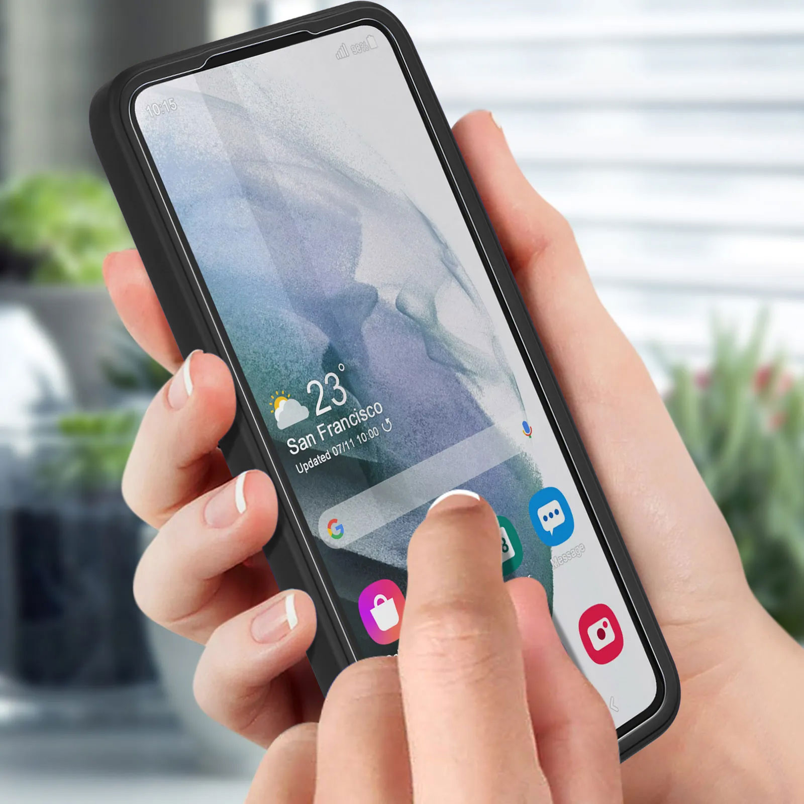 Een hand houdt een smartphone vast met het weer in San Francisco. Een vinger raakt het scherm aan. De telefoon heeft een zwarte hoes.