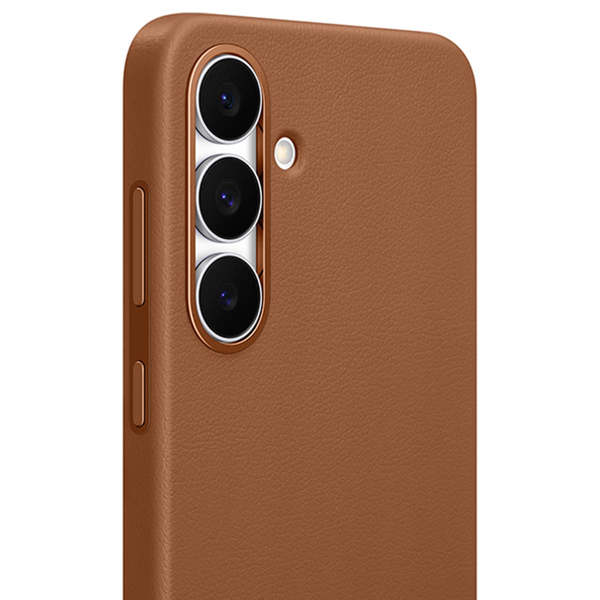 Close-up van een bruine telefoonhoes met drie cameralenzen en een flitser. De hoes heeft een gestructureerd oppervlak en een zijknop.
