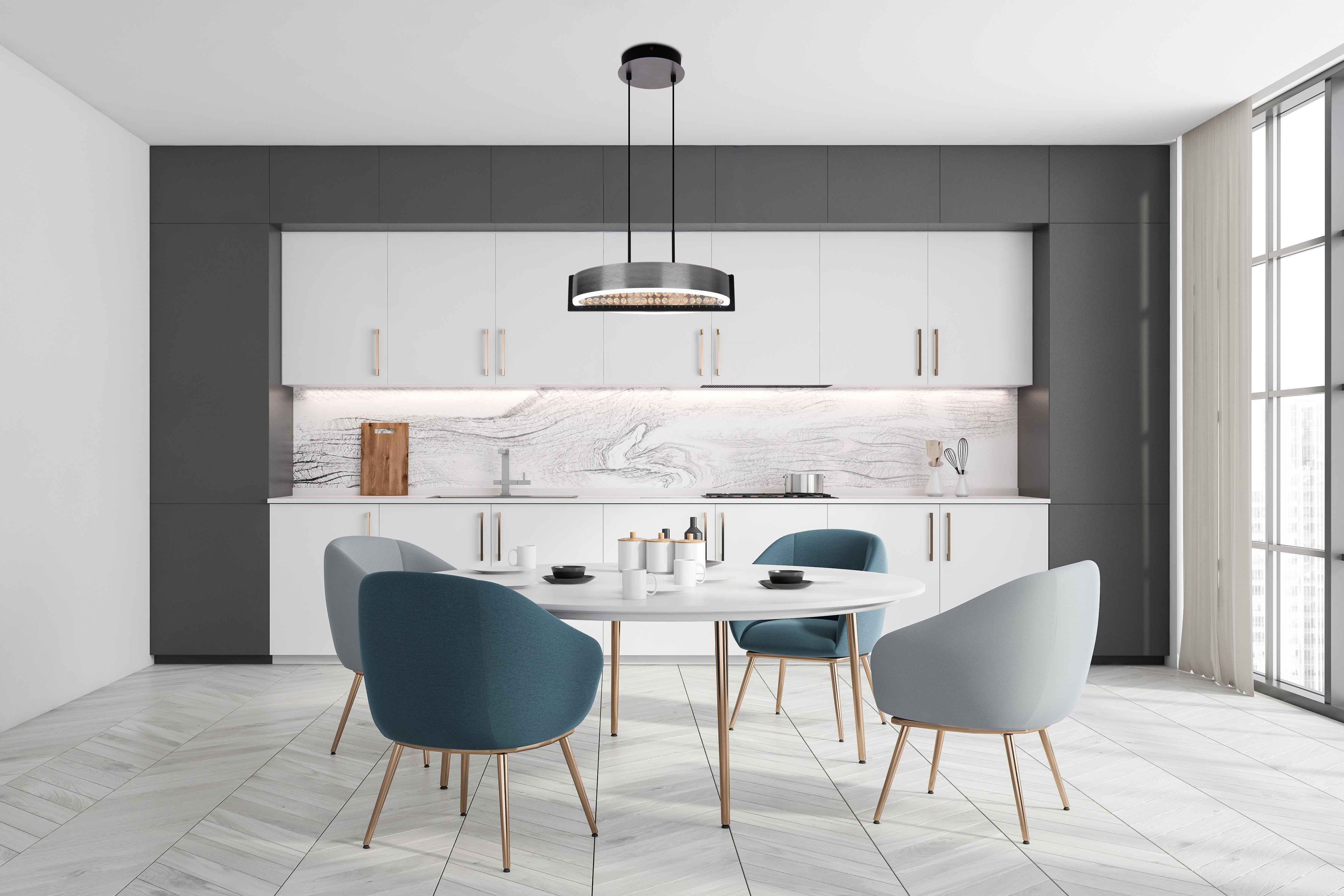 Moderne Küche mit weißen Schränken, rundem Tisch, Stühlen und einer Pendelleuchte. Im Hintergrund ein Fenster.