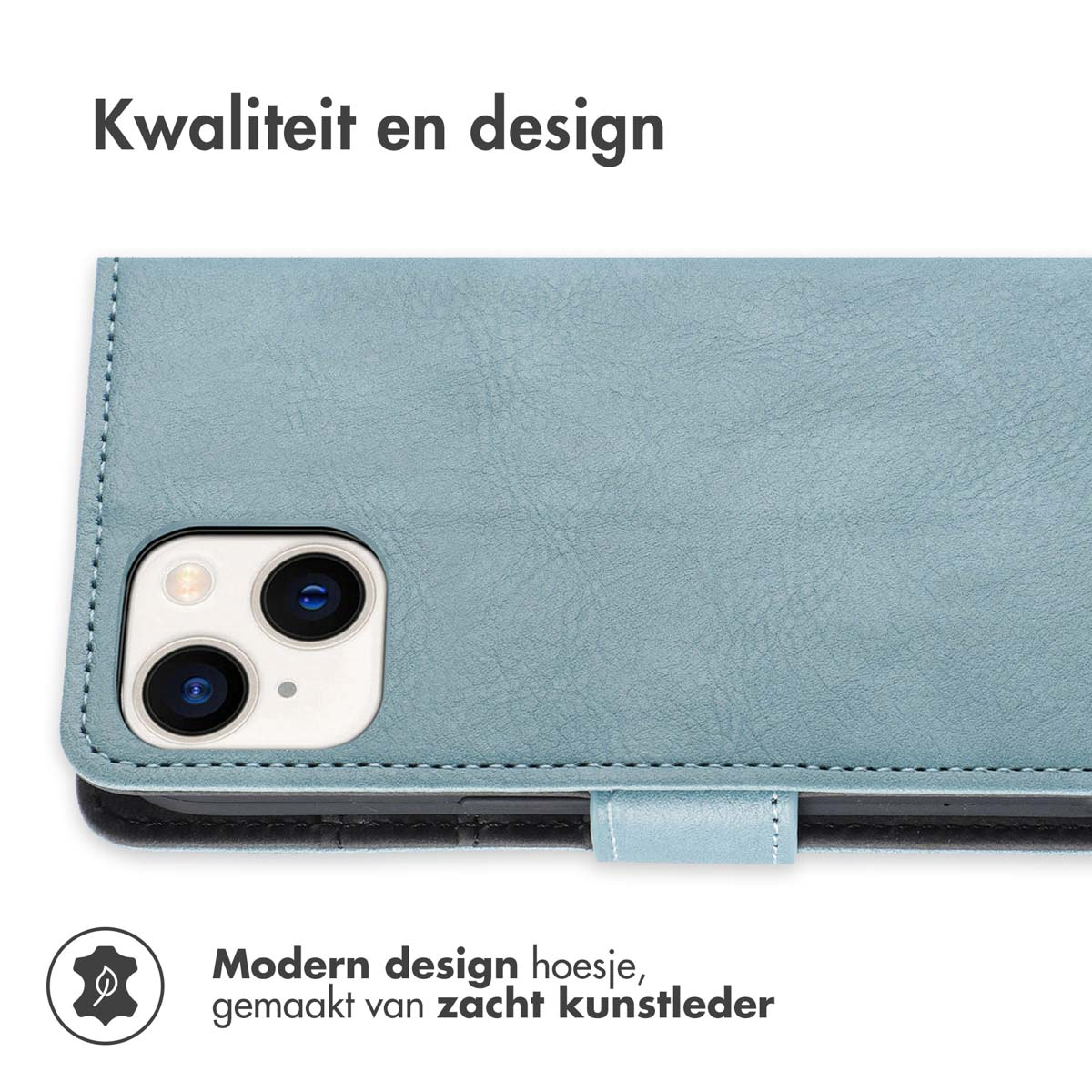 Gros plan sur un étui de téléphone avec un iPhone. L'étui est bleu clair, l'appareil photo est visible. Texte: 'Kwaliteit en design'.
