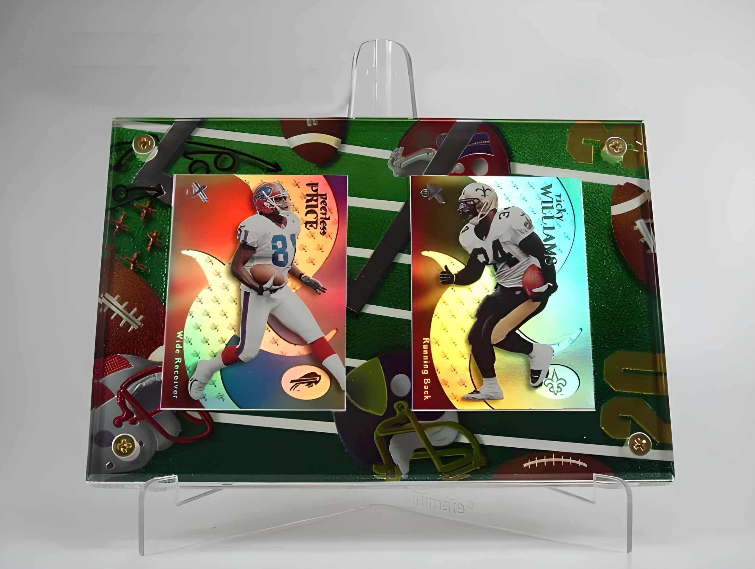Fußballkarten-Display mit zwei Spielerkarten. Ein Bills-Spieler und ein Saints-Spieler auf grünem Feldhintergrund.