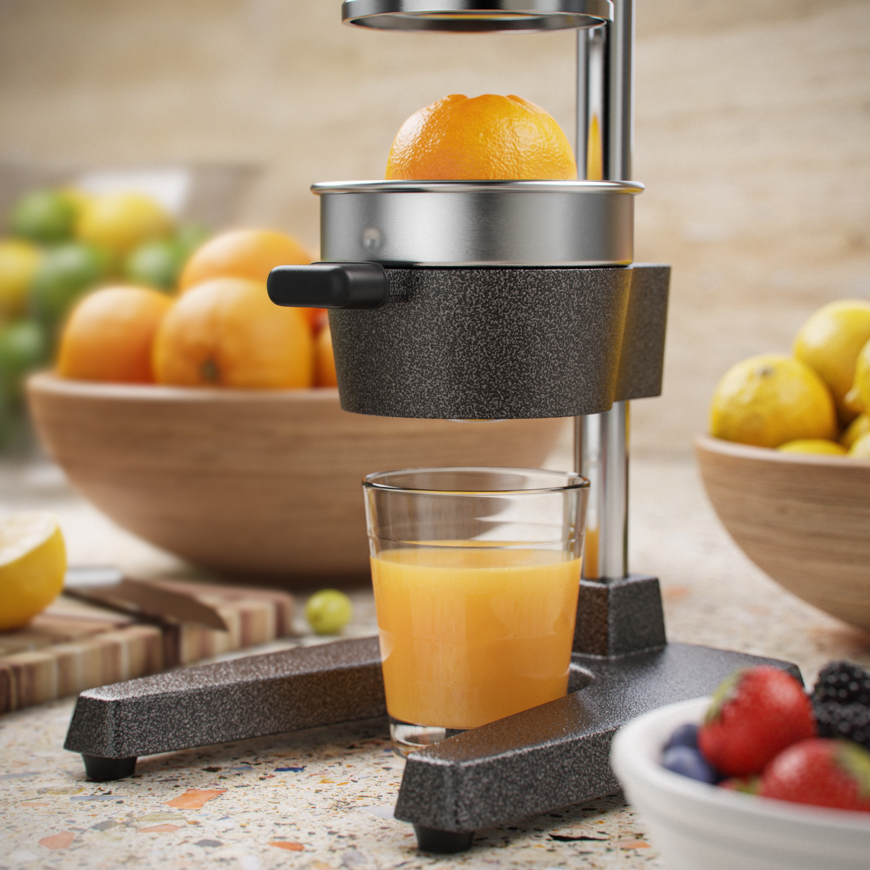 Eine Saftpresse mit einer Orange. Ein Glas Saft befindet sich darunter. Obstschalen sind im Hintergrund. Die Szene spielt auf einer Arbeitsplatte.