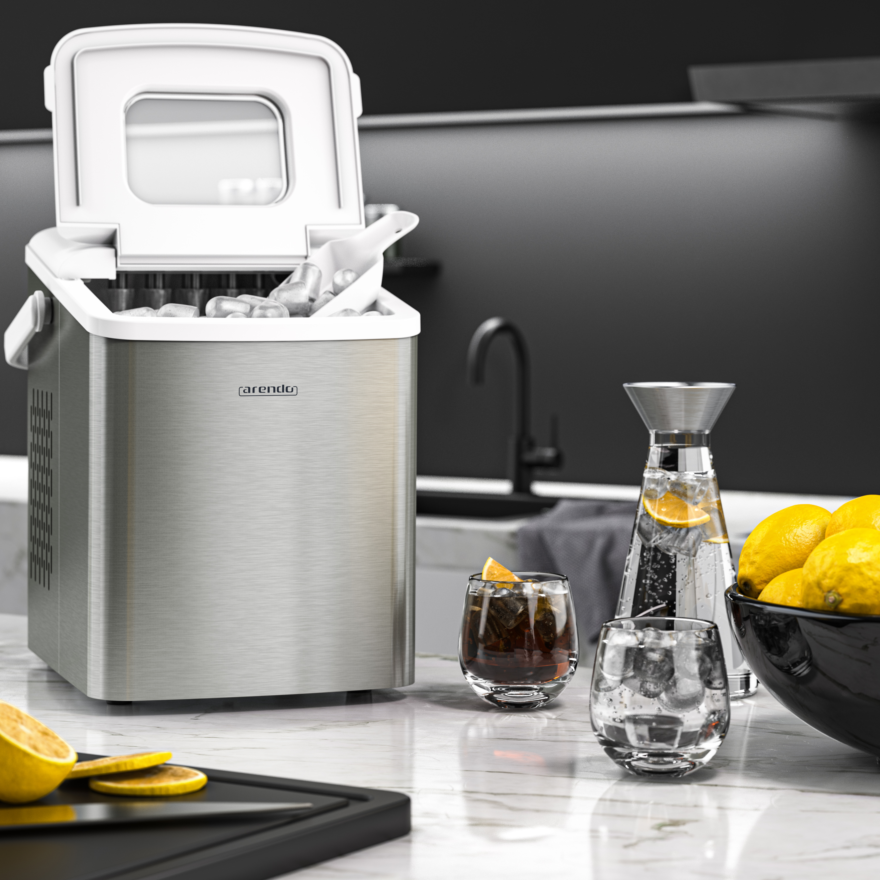 Ein Eismacher, Getränke, Zitronen und eine Wasserkaraffe stehen in einer Küche auf einer Theke. Eis ist in der Maschine.