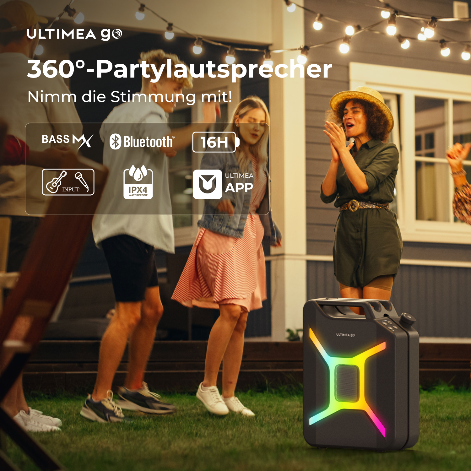 Des gens dansent en plein air avec un haut-parleur. Femme avec un chapeau qui chante. Lumières décoratives et texte superposé. Le haut-parleur a des lumières colorées.