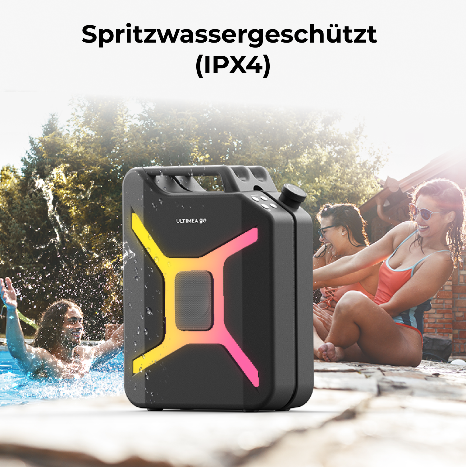 Ein schwarzer Lautsprecher mit bunten Lichtern steht am Pool. Leute schwimmen und sitzen in der Nähe. Der Lautsprecher ist wasserdicht.