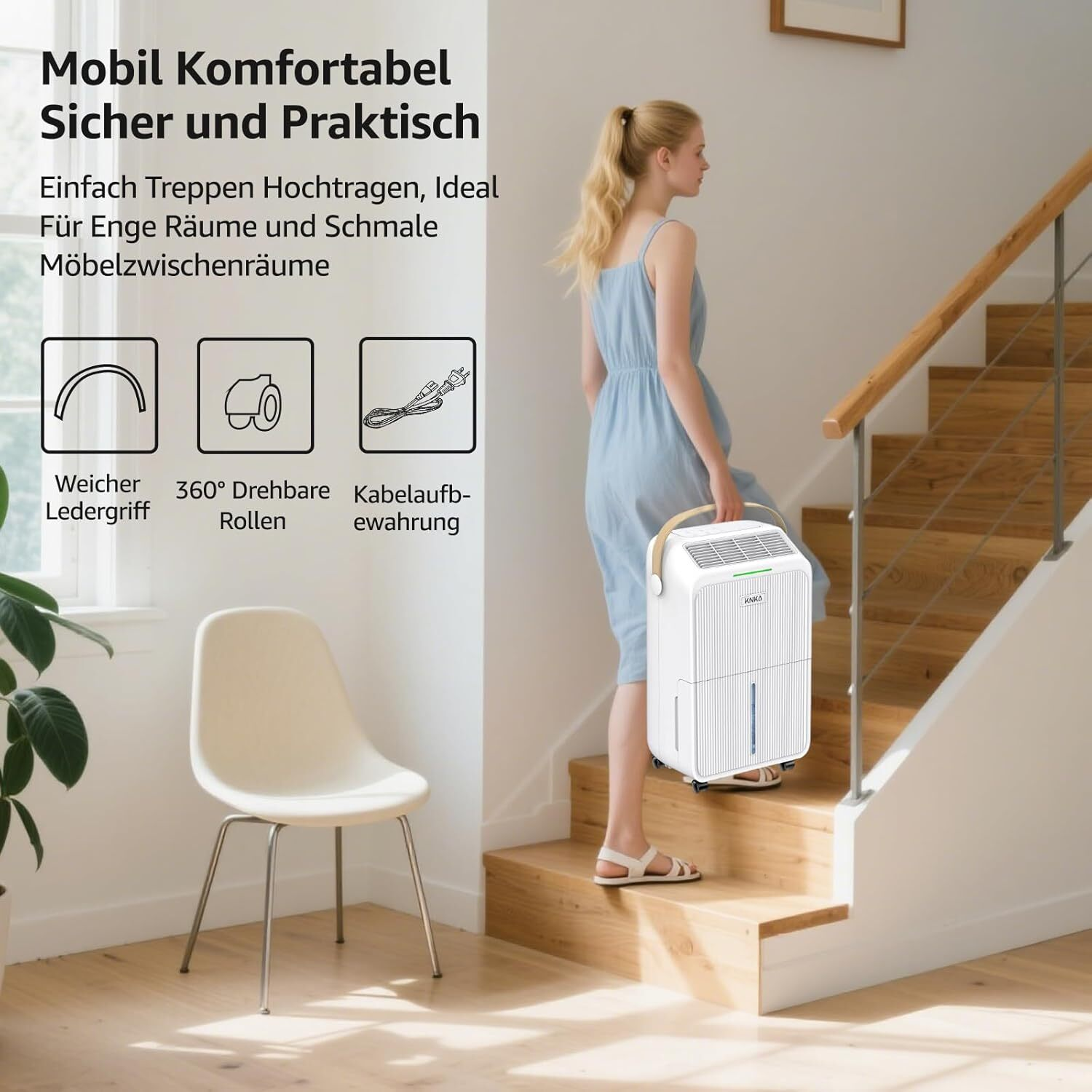 Eine Frau in blauem Kleid trägt einen weißen Luftentfeuchter die Holztreppe hinauf. Ein Stuhl und Text sind im Hintergrund.