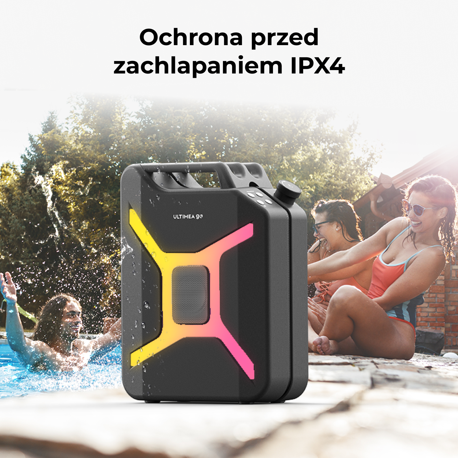 Czarny głośnik z kolorowymi światłami stoi blisko basenu. Ludzie pływają i opalają się. Głośnik jest odporny na zachlapania.