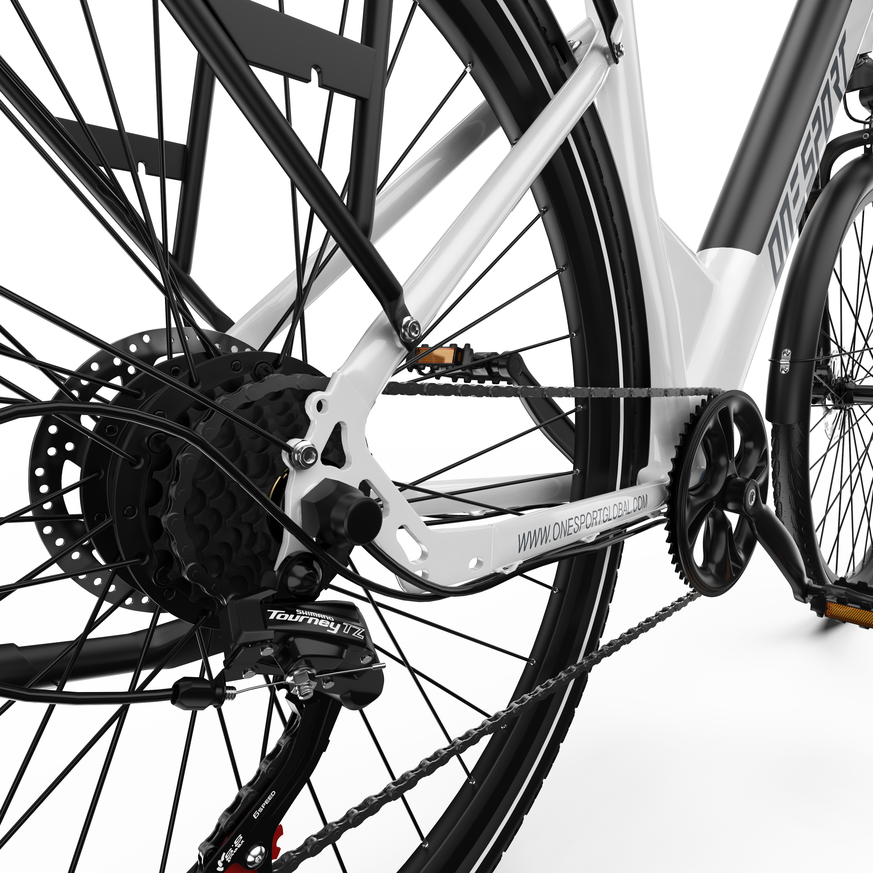 Nahaufnahme eines weiß-schwarzen Fahrrads. Sichtbar sind Räder, Kette, Gänge und Rahmendetails. Das Fahrrad steht auf weißem Grund.