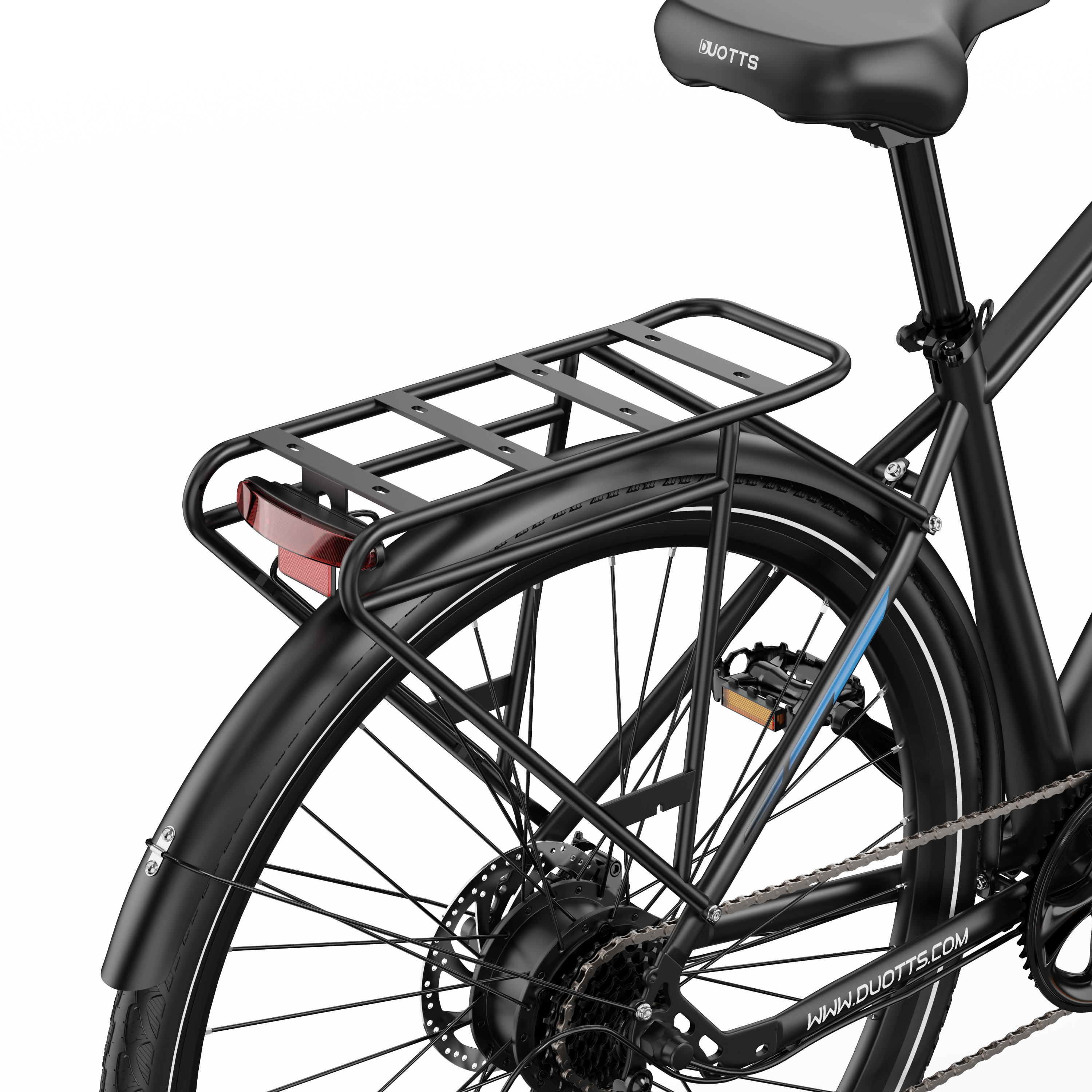 Schwarzes Fahrrad-Hinterrad mit Gepäckträger und Licht. Der Sattel ist schwarz, der Rahmen hat blaue Details.