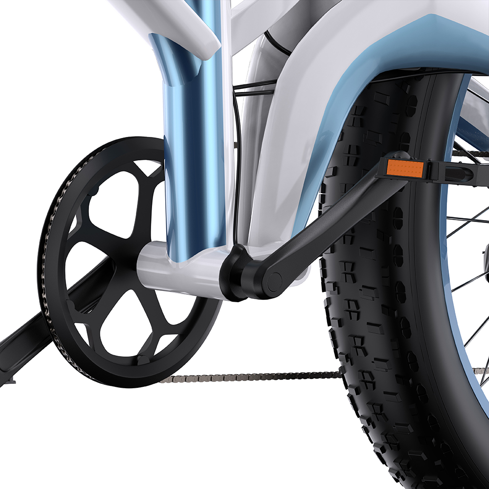 Nahaufnahme eines Fahrrads. Sichtbare Teile sind ein schwarzes Zahnrad, Reifen, blau-weißer Rahmen und ein Pedal mit orangefarbenem Reflektor.