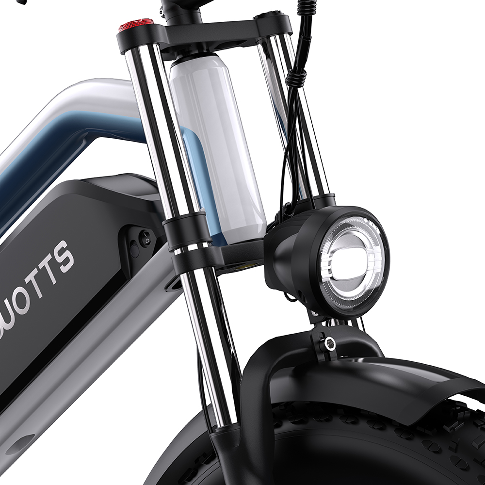 Nahaufnahme des Vorderrads eines E-Bikes. Schwarzer Kotflügel, Scheinwerfer und Federung. Silberner und schwarzer Rahmen mit Wasserflasche und „WOTTS“.