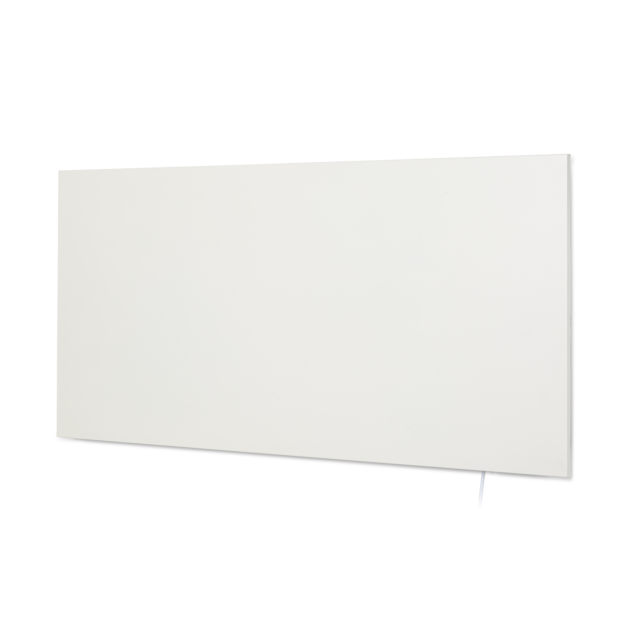 Un riscaldatore elettrico rettangolare bianco su sfondo bianco. Un cavo bianco esce dal lato destro.