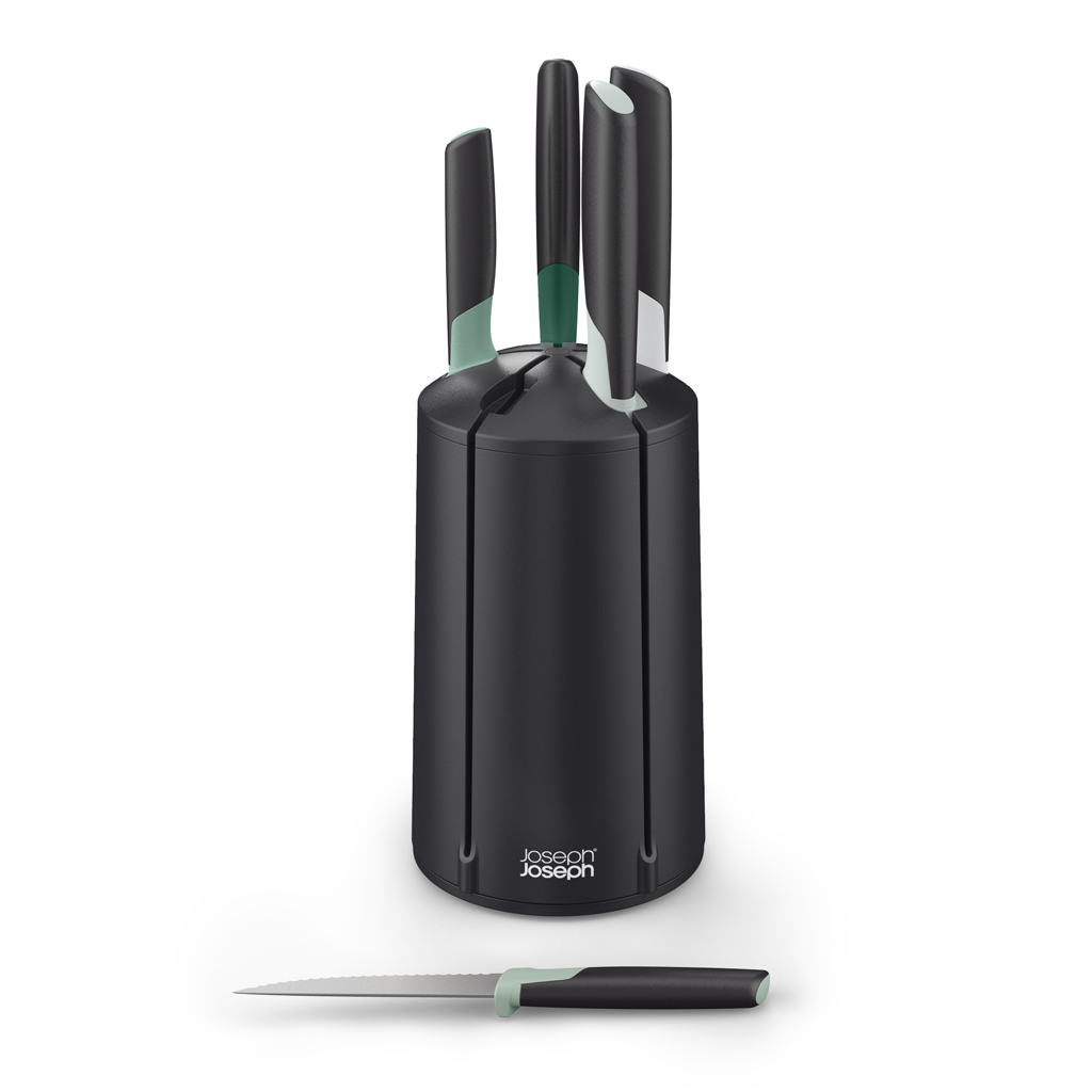 Un juego de cuchillos con mangos negros y un acento verde, almacenado en un soporte negro, con un cuchillo individual.