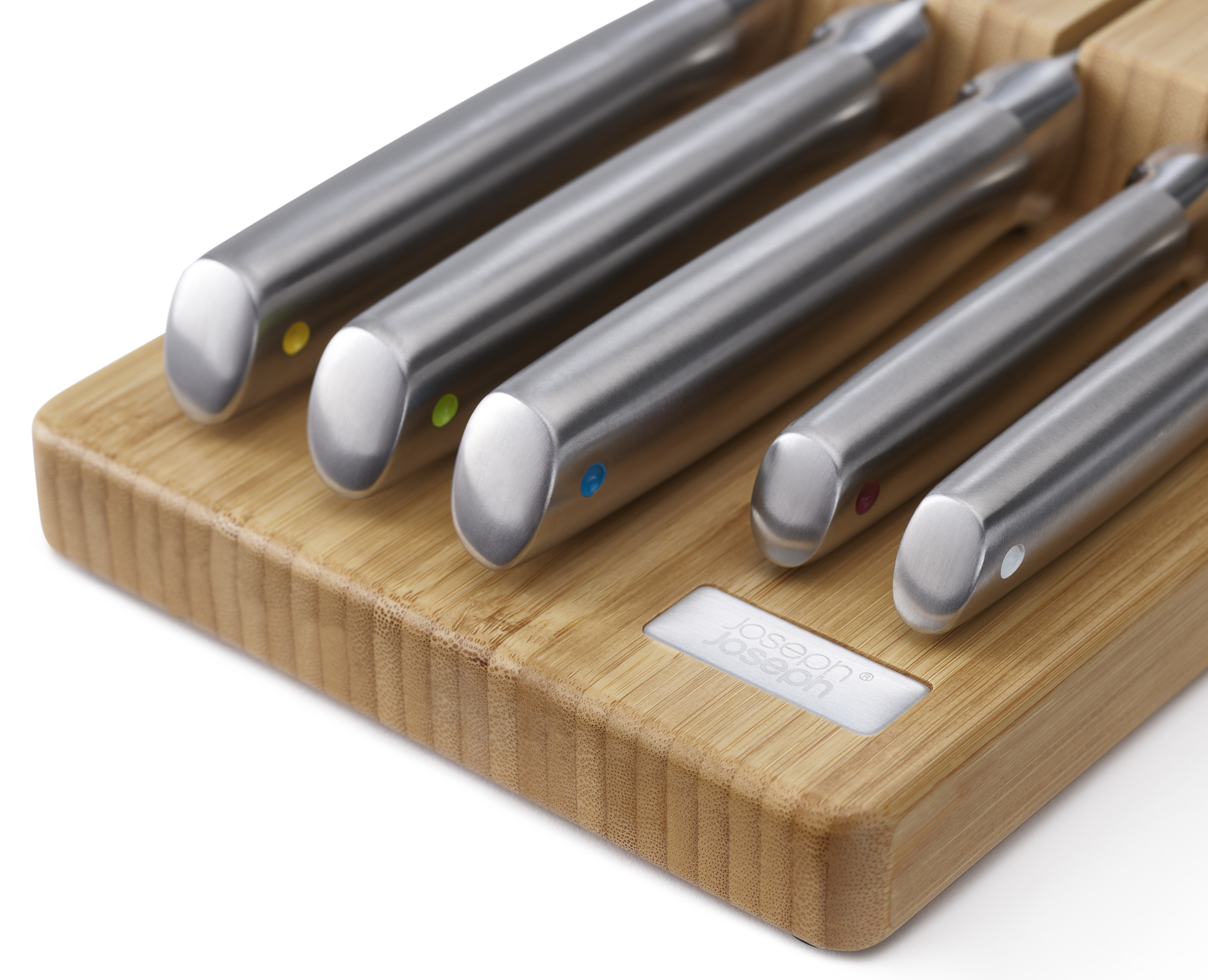 Juego de cuchillos de cocina en un bloque de bambú. Cuchillos de acero inoxidable con puntos de color. Logo Joseph Joseph visible.