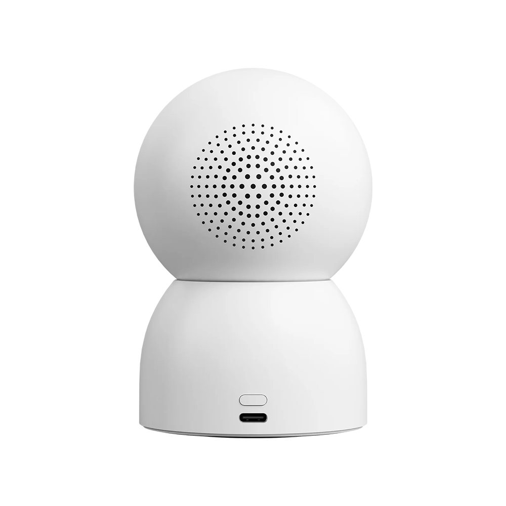 Una telecamera di sicurezza bianca e arrotondata. La parte superiore è una sfera con fori per l'altoparlante. La base è curva con una porta.