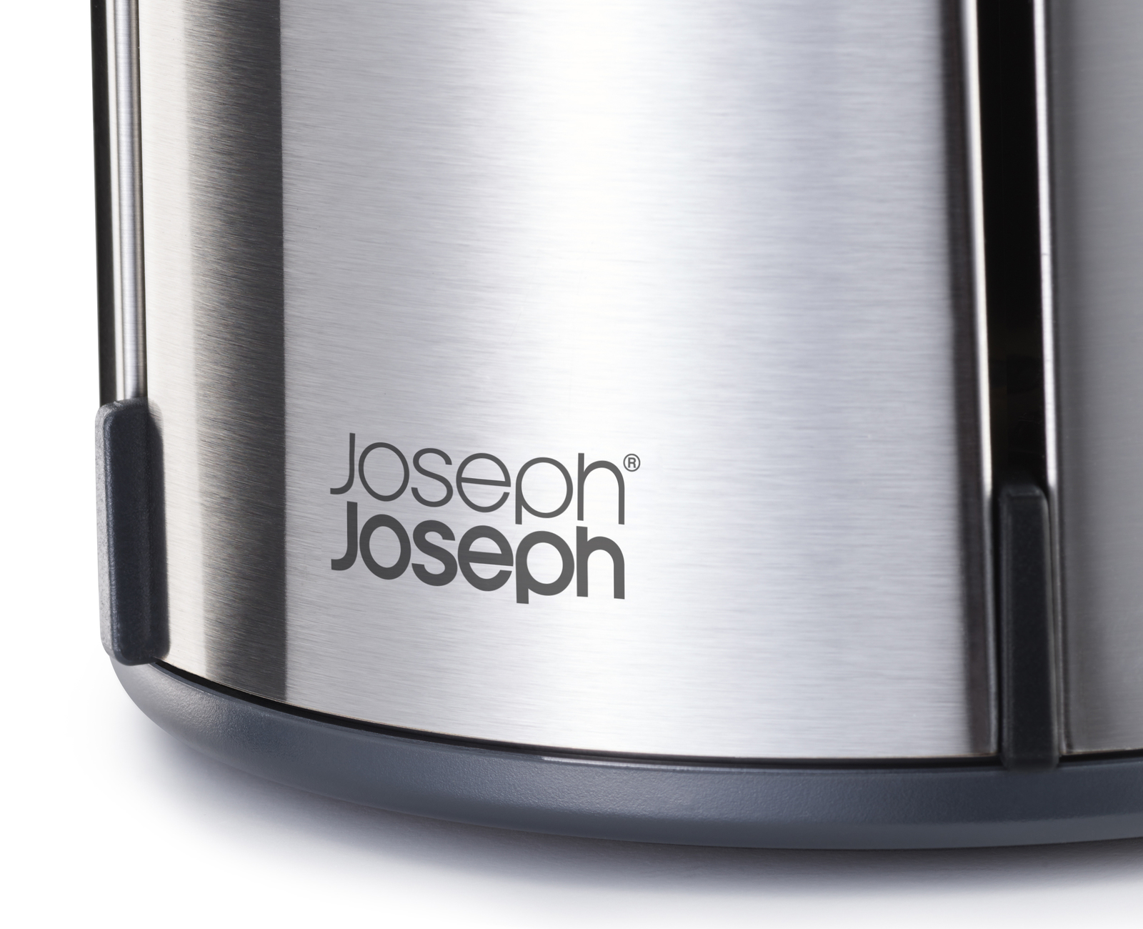 Primer plano de un electrodoméstico de cocina de acero inoxidable con el logo 'Joseph Joseph'. Acentos grises y fondo blanco.