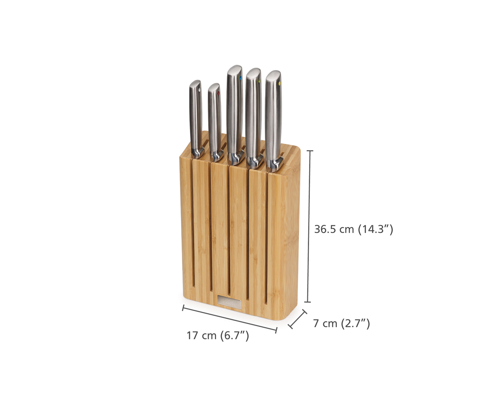 Un bloque de cuchillos con seis cuchillos de acero inoxidable. El bloque es de bambú, con dimensiones. Fondo blanco.