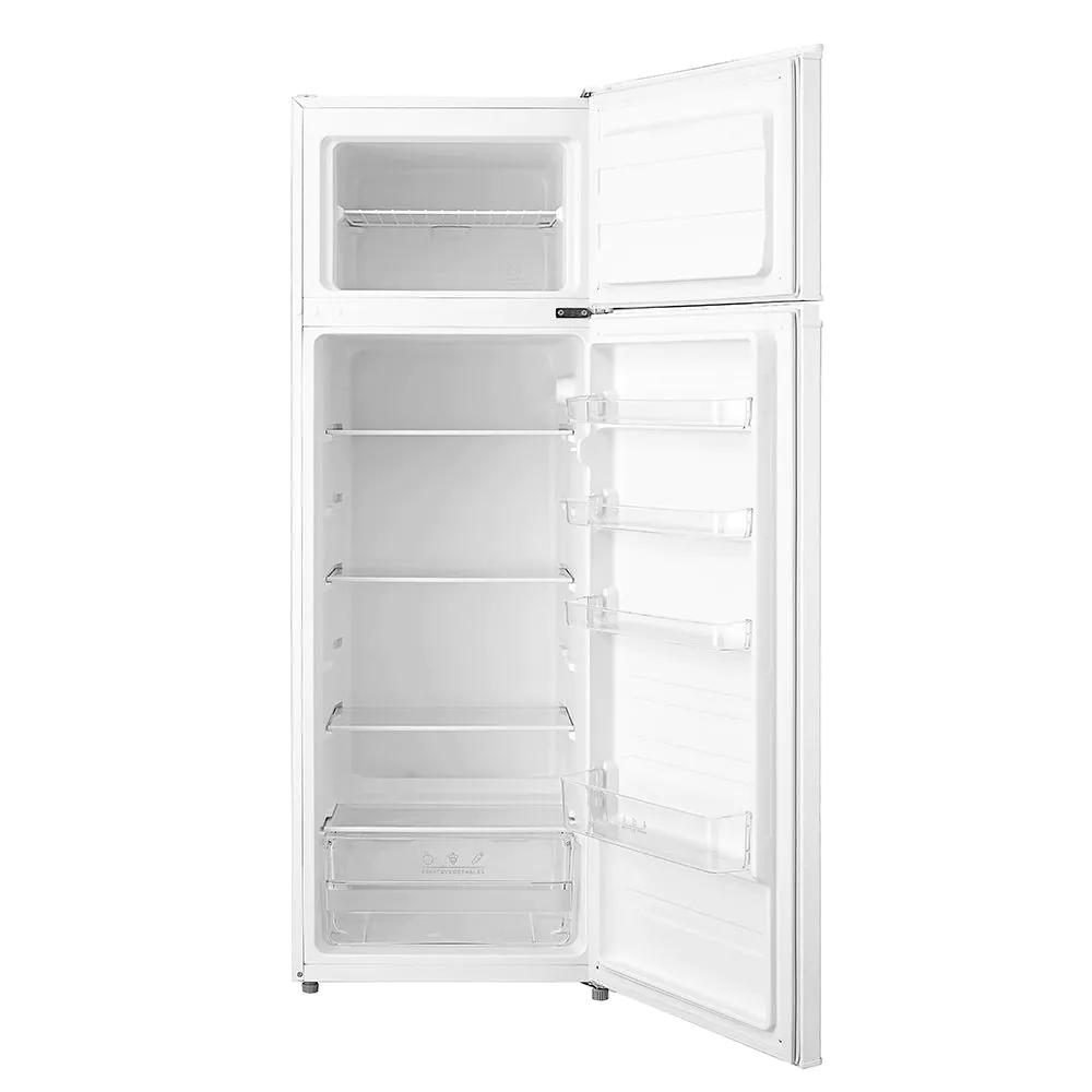 Un frigorifero bianco aperto e vuoto. Il congelatore è in alto, la sezione frigo in basso, con ripiani e un cassetto per la verdura. La porta è aperta.