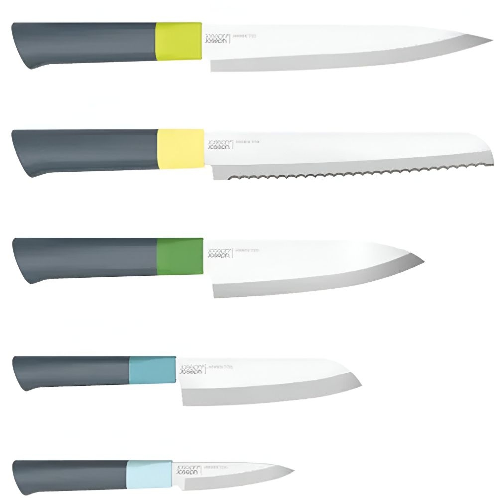 Cinco cuchillos de cocina con mangos grises y acentos de diferentes colores. Las hojas son plateadas y el fondo es blanco.