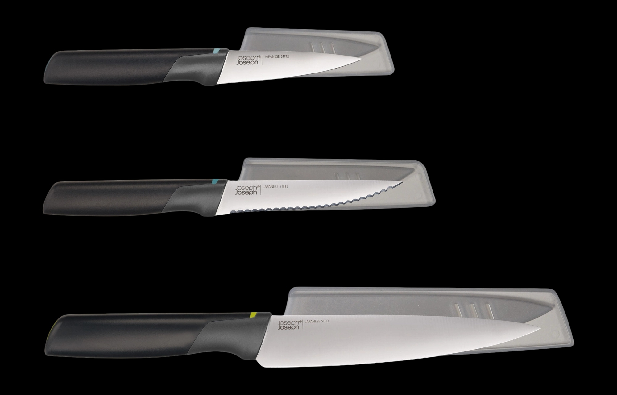 Tres cuchillos con mangos negros y hojas plateadas se muestran sobre un fondo negro. Cada cuchillo está en una funda de plástico transparente.