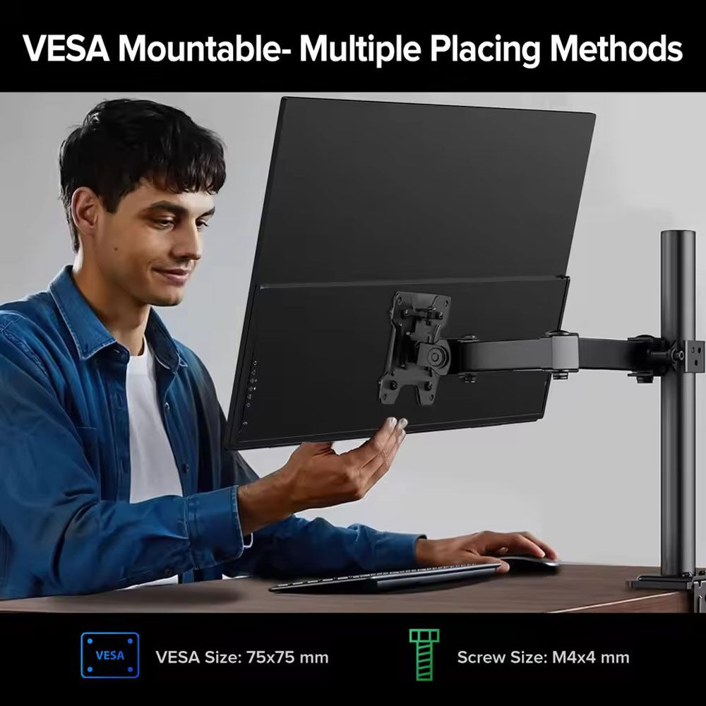 Un hombre demuestra un monitor montado en un soporte. El monitor es negro. El texto muestra el tamaño VESA y el tamaño de los tornillos.