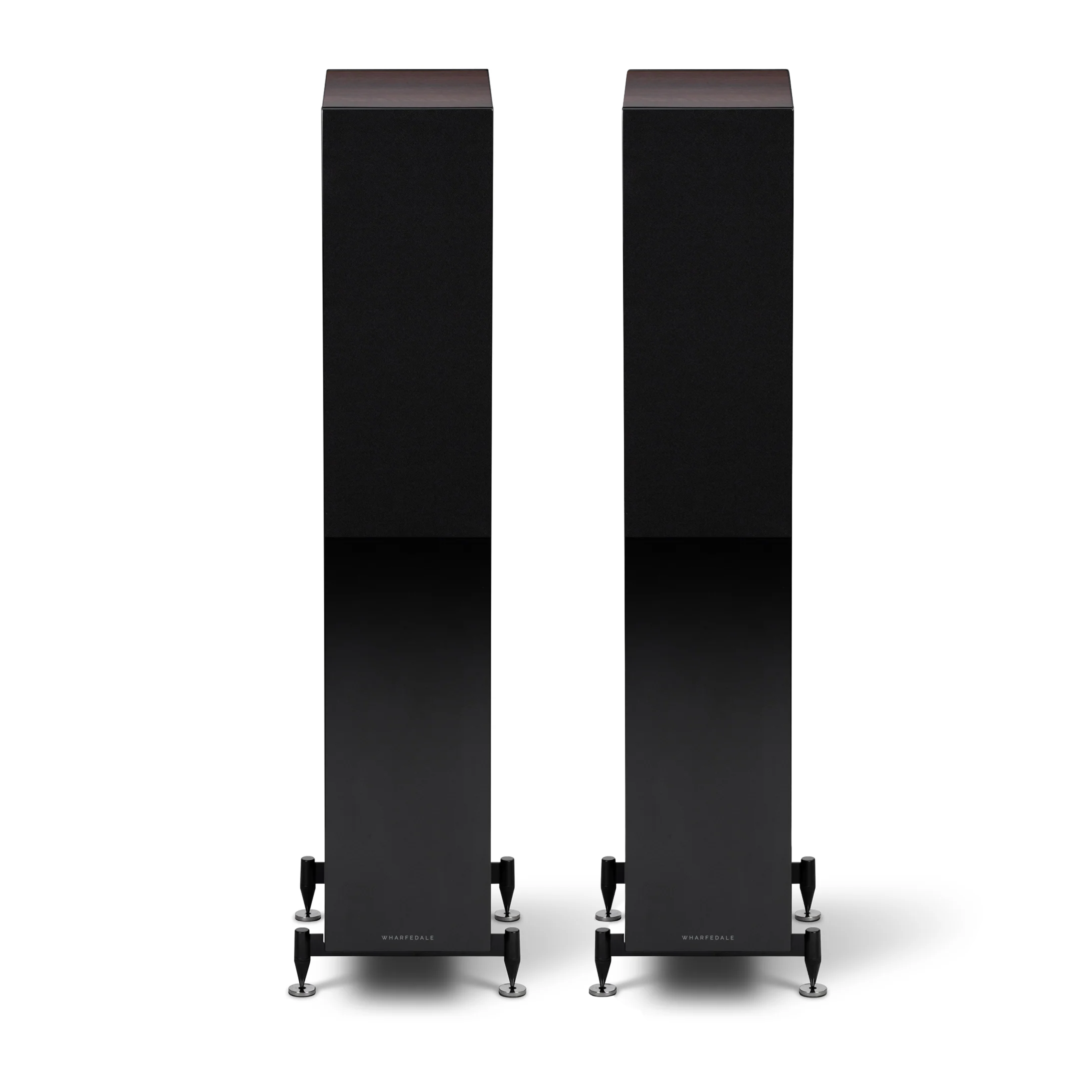Deux grands haut-parleurs noirs avec un dessus en bois foncé, debout sur une surface blanche. Le mot 'Wharfedale' est imprimé.