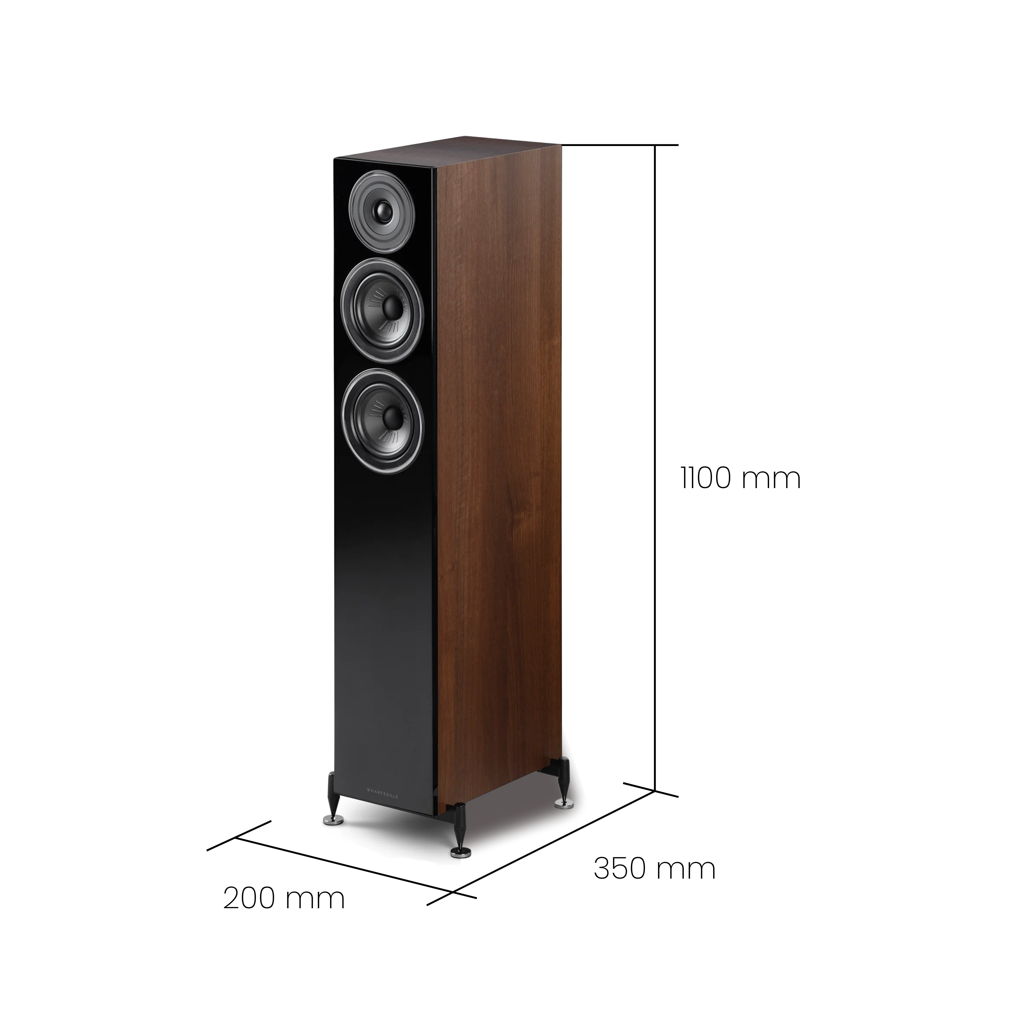Une grande enceinte avec trois haut-parleurs ronds, design bois noir et marron. Dimensions : 1100x350x200 mm. Sur fond blanc.
