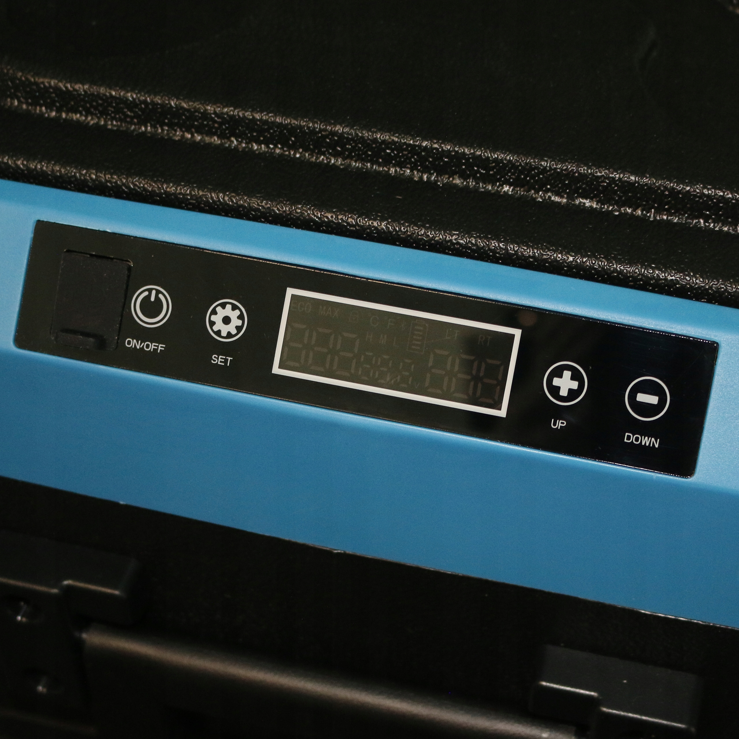 Zbliżenie czarnego panelu sterowania z przyciskami włącz/wyłącz, ustaw, w górę i w dół. Wyświetlacz cyfrowy pokazuje liczby.