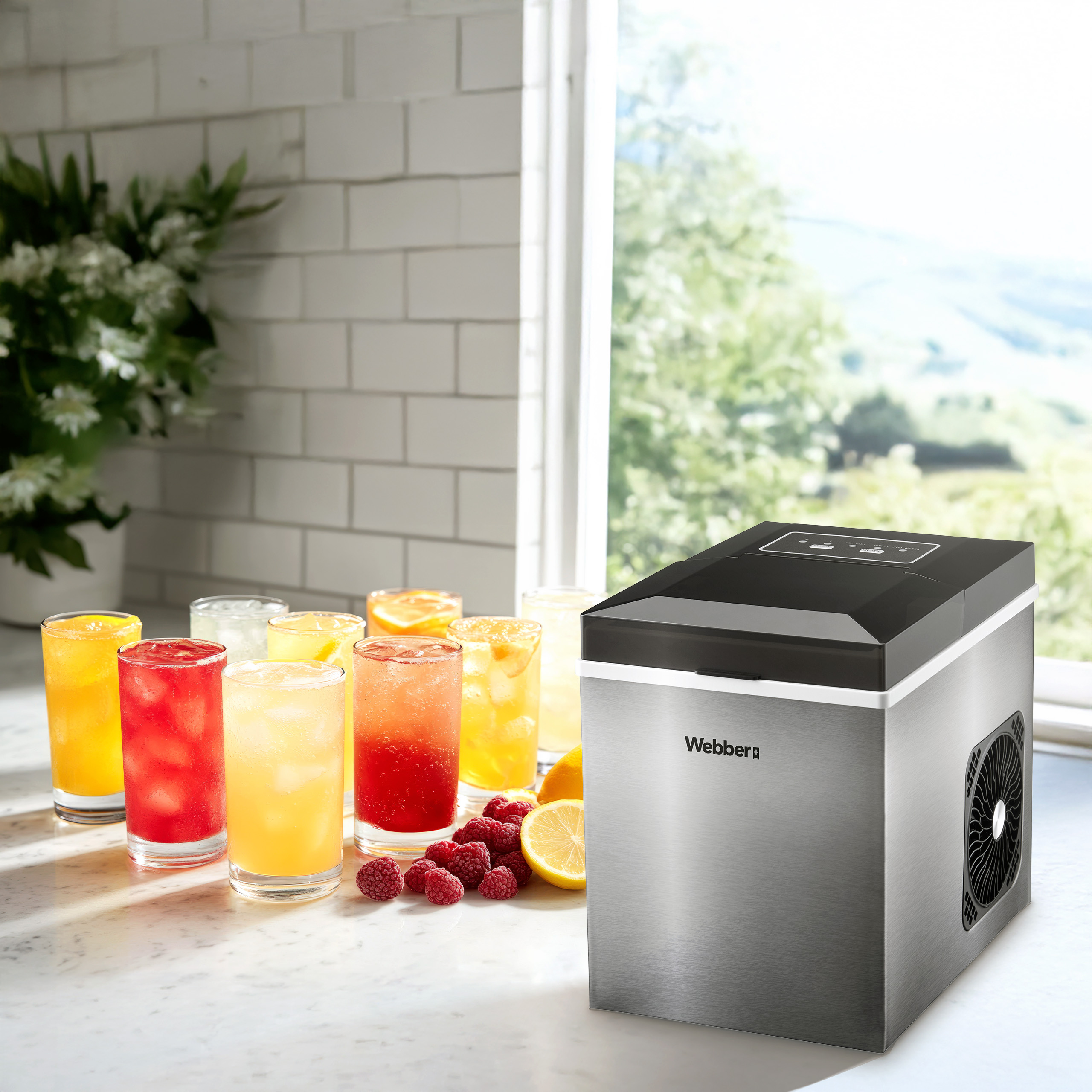 Maszyna do lodu obok szklanek kolorowych napojów z owocami. W tle okno i kwiaty.