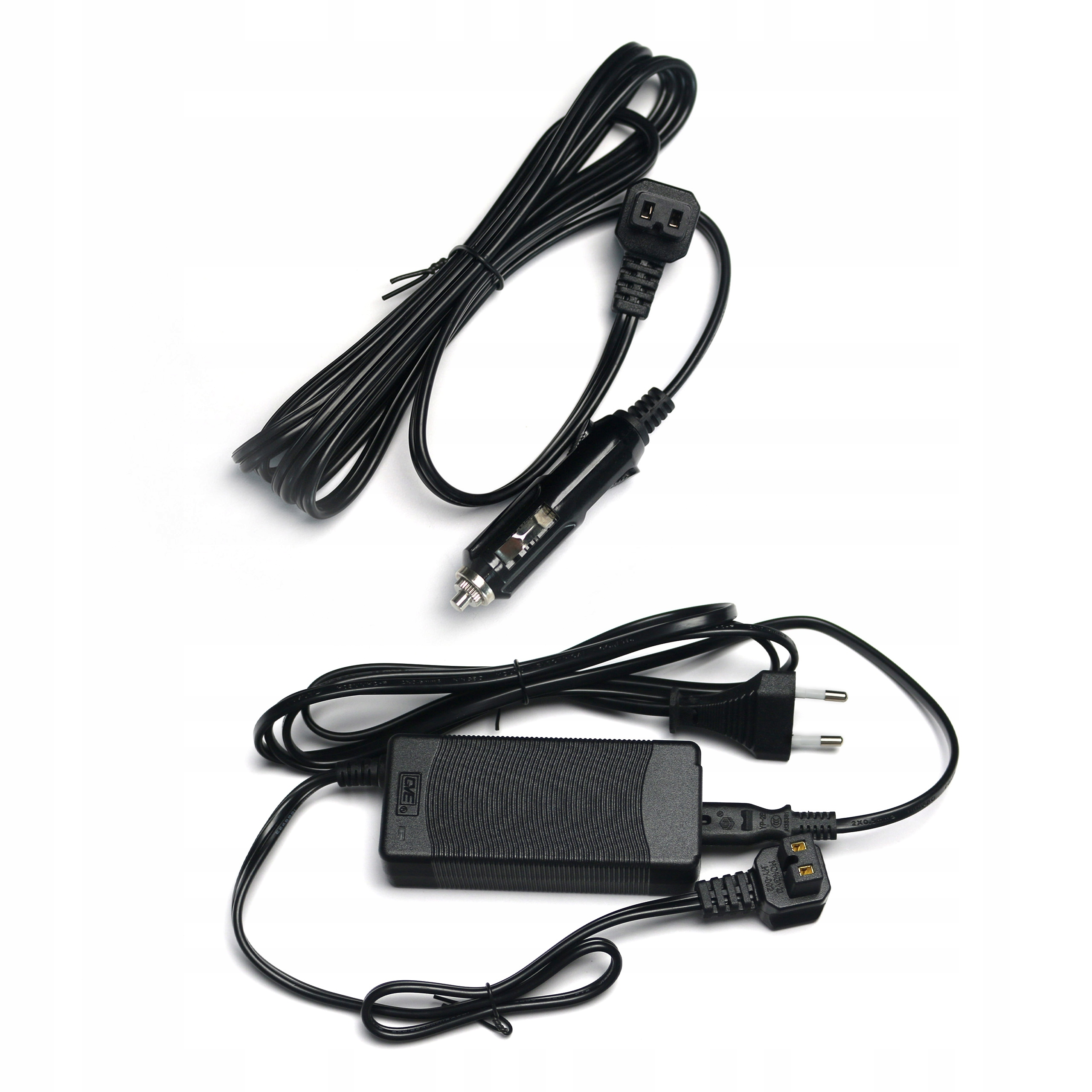 Dwa czarne przewody zasilające z różnymi końcówkami na białym tle. Jeden ma końcówkę ładowarki samochodowej.