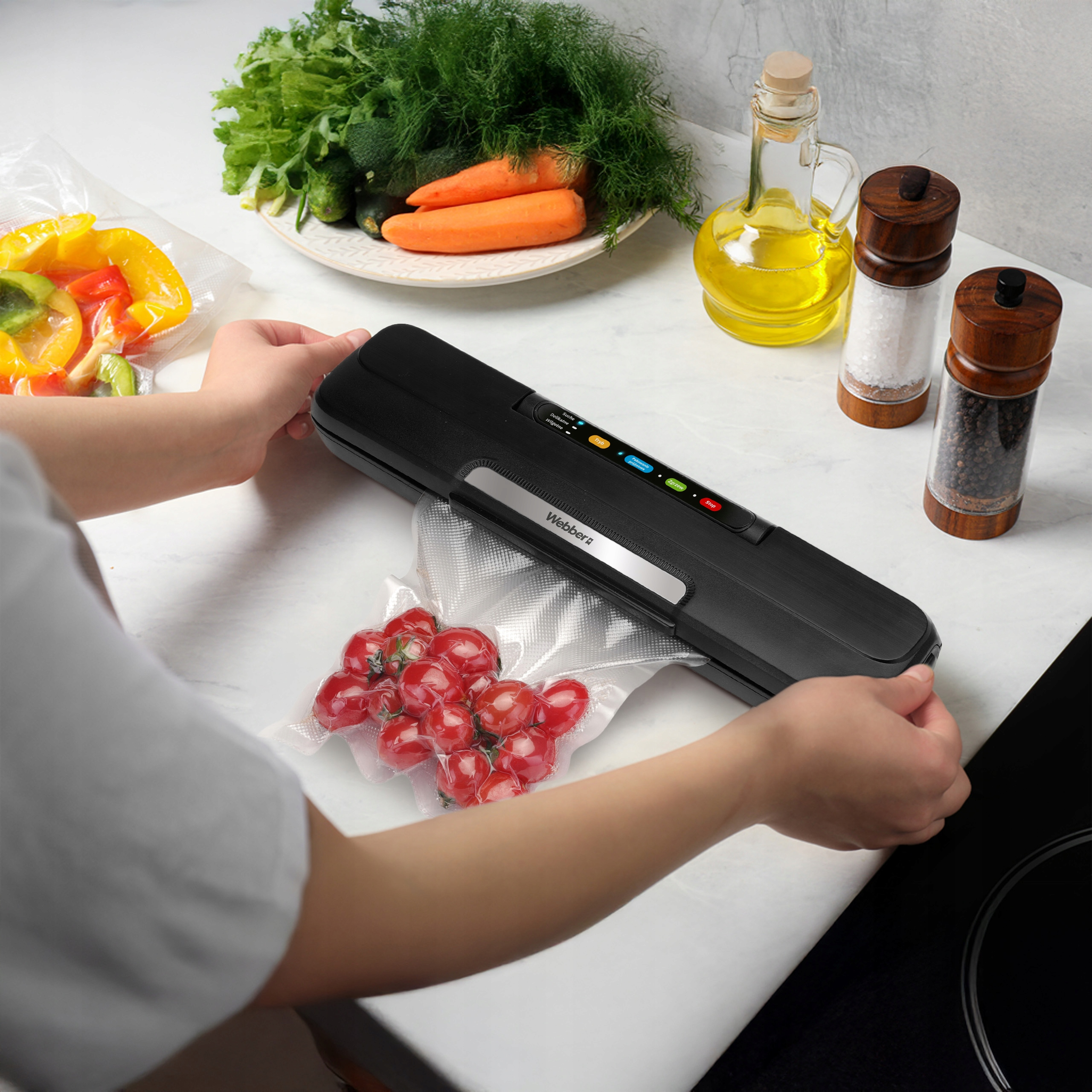 Osoba zgrzewa pomidory próżniowo. Warzywa, olej, sól i pieprz na białej powierzchni.