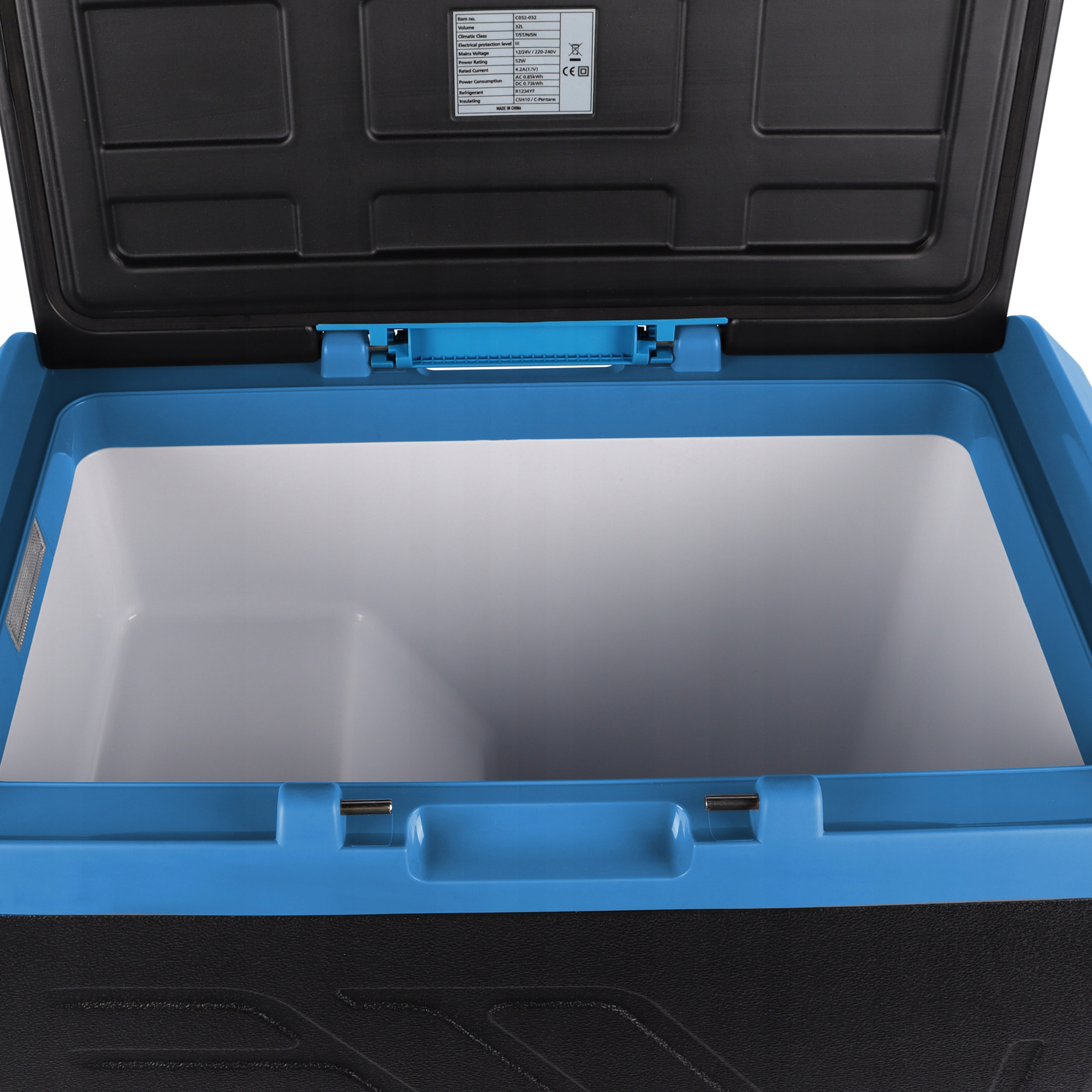 Otwarta chłodziarka z niebieskim i czarnym zewnętrzem. Białe wnętrze. Otwarta pokrywa, etykieta ze specyfikacjami.