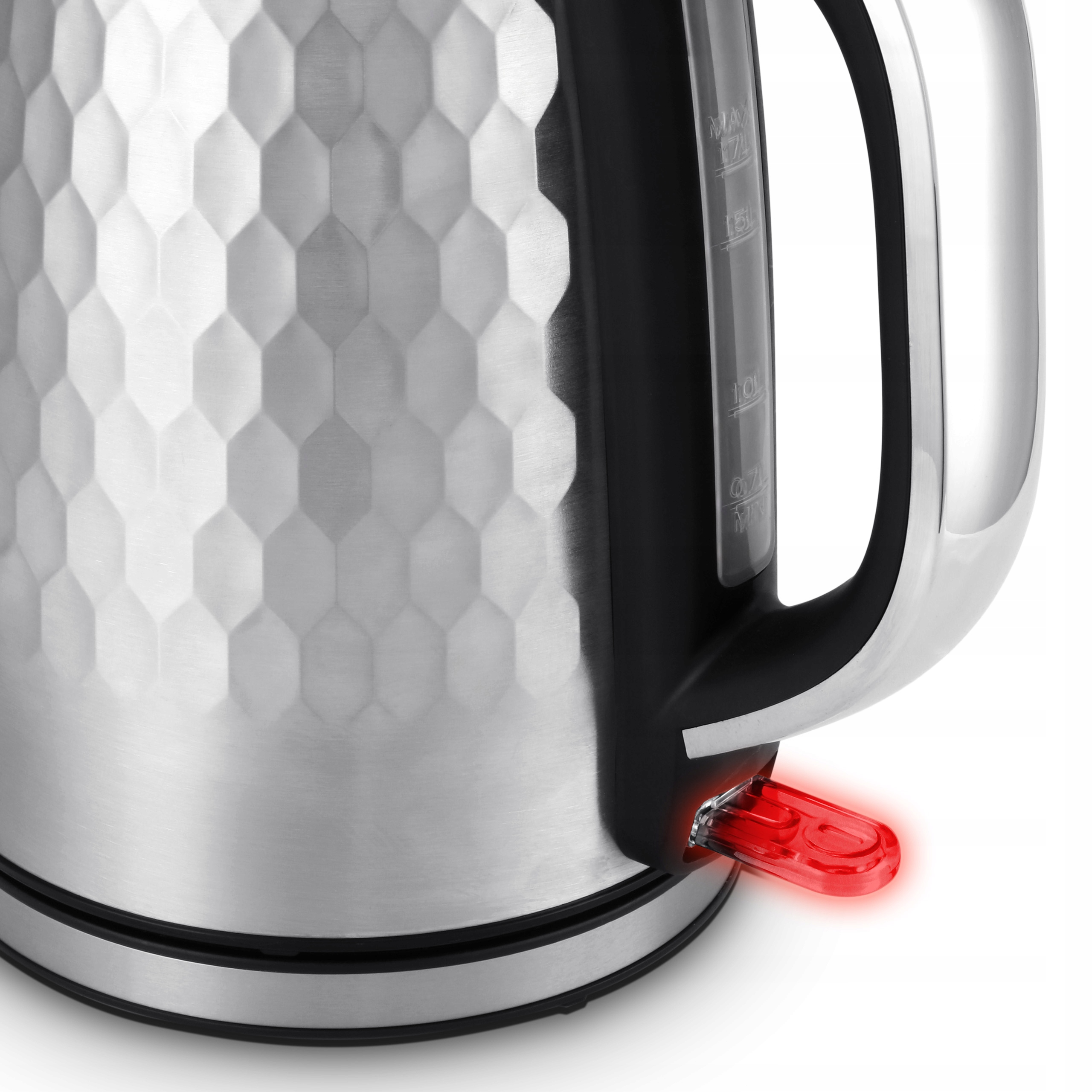Zbliżenie czajnika elektrycznego ze stali nierdzewnej. Ma geometryczny wzór, czarny uchwyt, wskaźnik poziomu wody i czerwone światło.