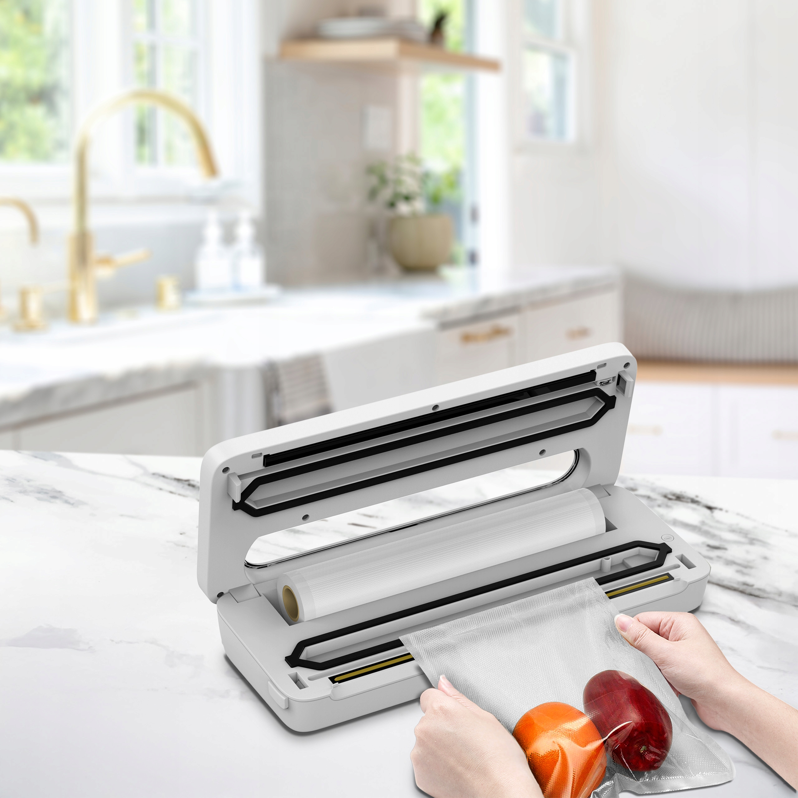 Biała zgrzewarka próżniowa na marmurowym blacie. Torba z produktami jest trzymana do uszczelnienia. Kuchnia w tle.