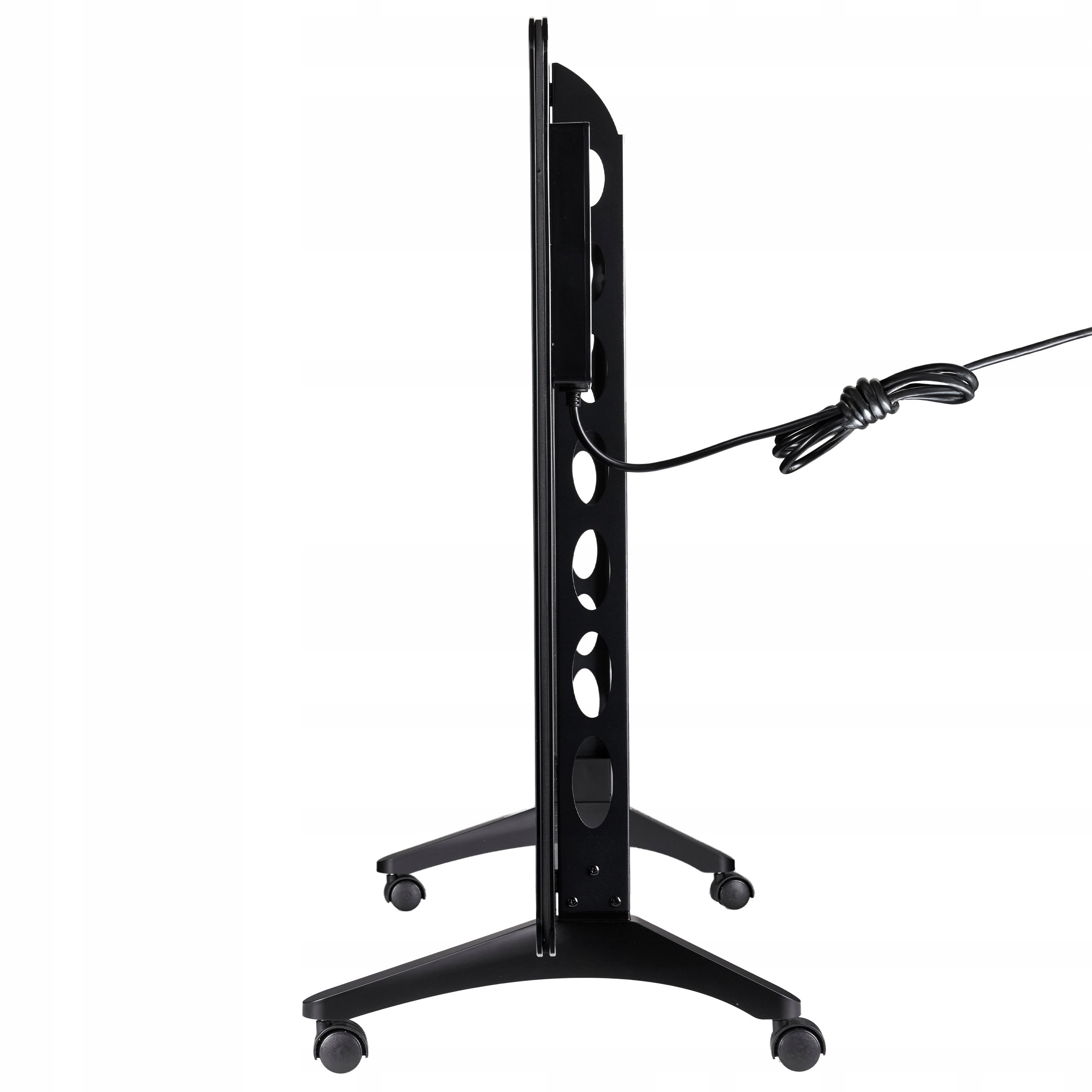 Czarny stojak pod telewizor z kółkami. Posiada pionowy słup z owalnymi wycięciami. Czarny kabel rozciąga się w prawo.