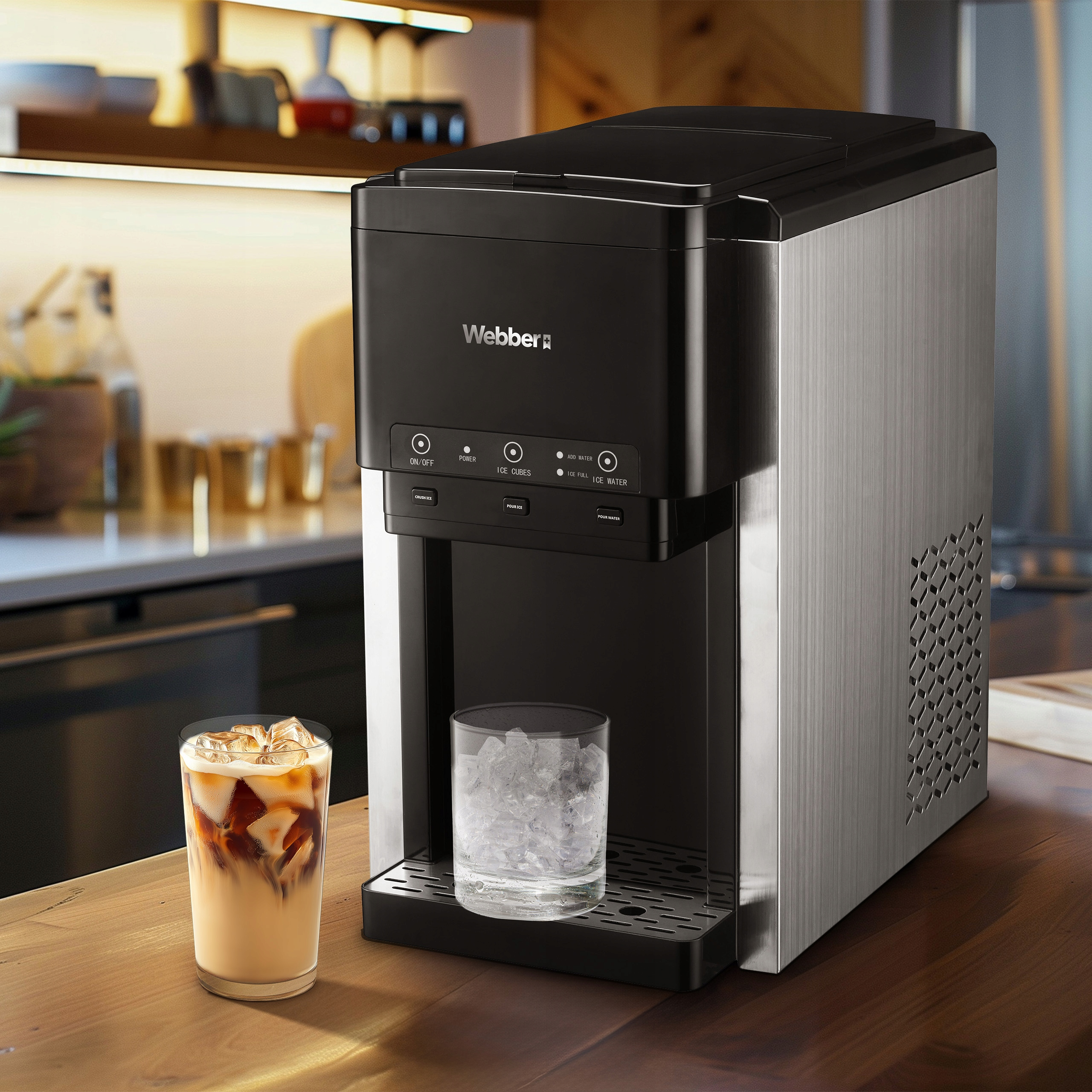 Maszyna do lodu ze szklanką mrożonej kawy i szklanką lodu na drewnianym blacie, z kuchnią w tle.