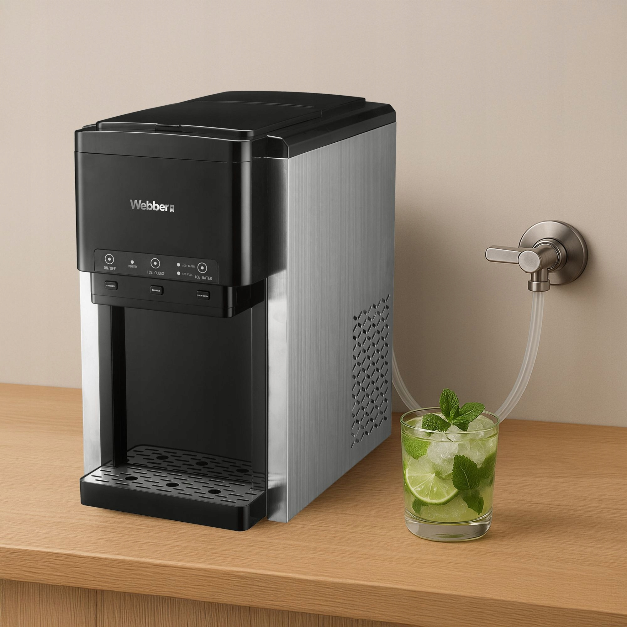 Dystrybutor wody ze szklanką mojito na drewnianej powierzchni, kranem i jasnobrązową ścianą w tle.