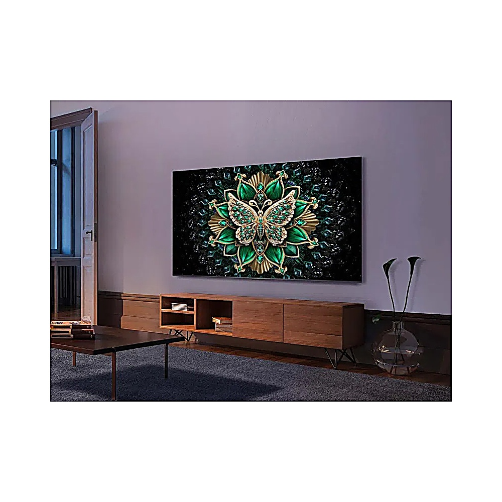 Soggiorno con TV raffigurante un design a farfalla. Un mobile in legno e un tappeto scuro sono nella stanza. Un vaso di vetro a destra.