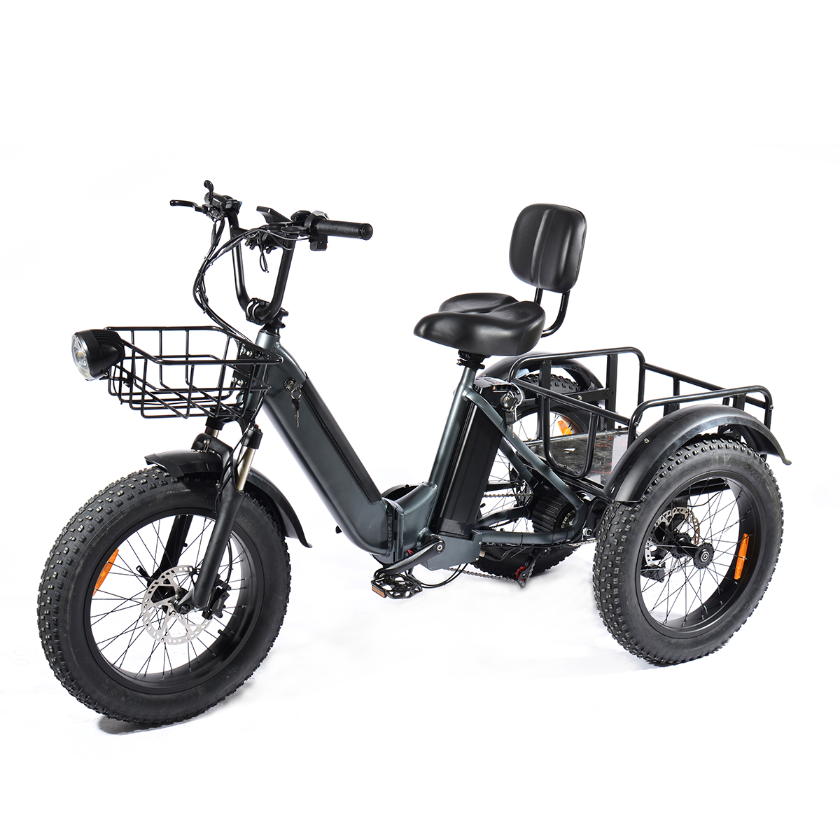 Szary elektryczny trójkołowiec z koszem, siedzeniem i grubymi oponami na białym tle. Ma bagażnik.